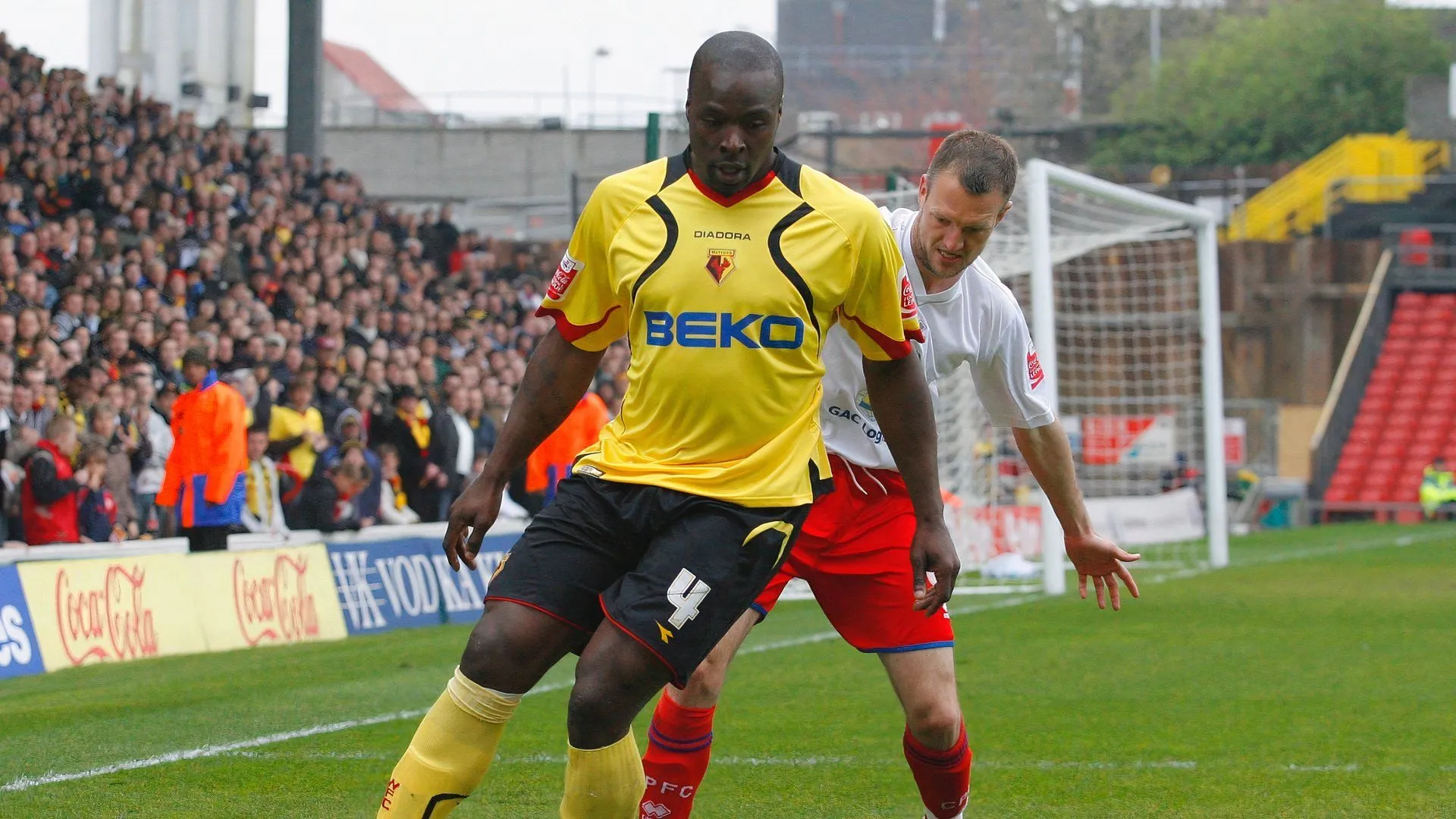 Danny Shittu thi đấu cho Watford - minh chứng cho sự bền bỉ của các người hùng thầm lặng tại giải đấu Anh