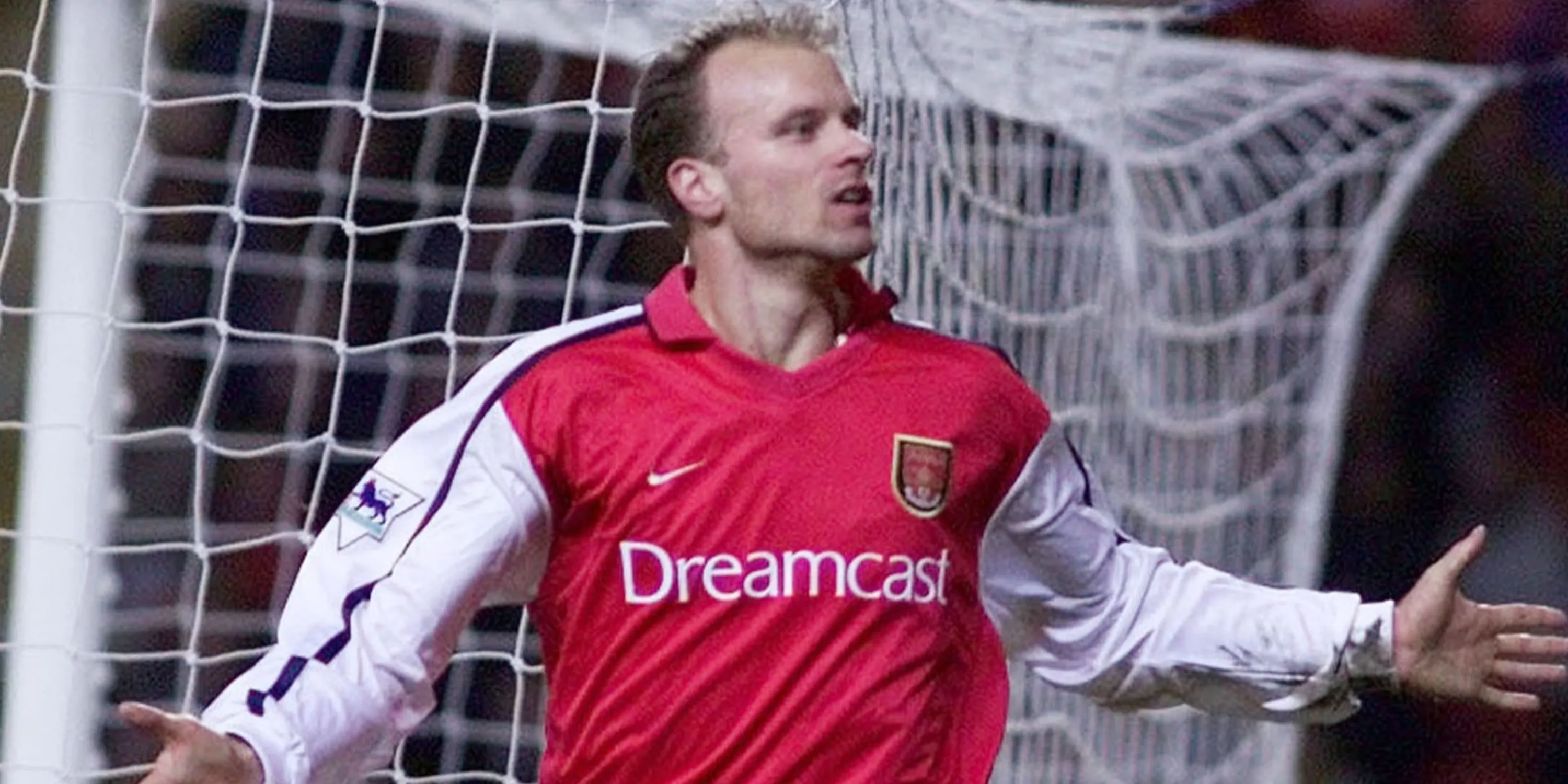Dennis Bergkamp thi đấu cho Arsenal ở giải Ngoại hạng Anh