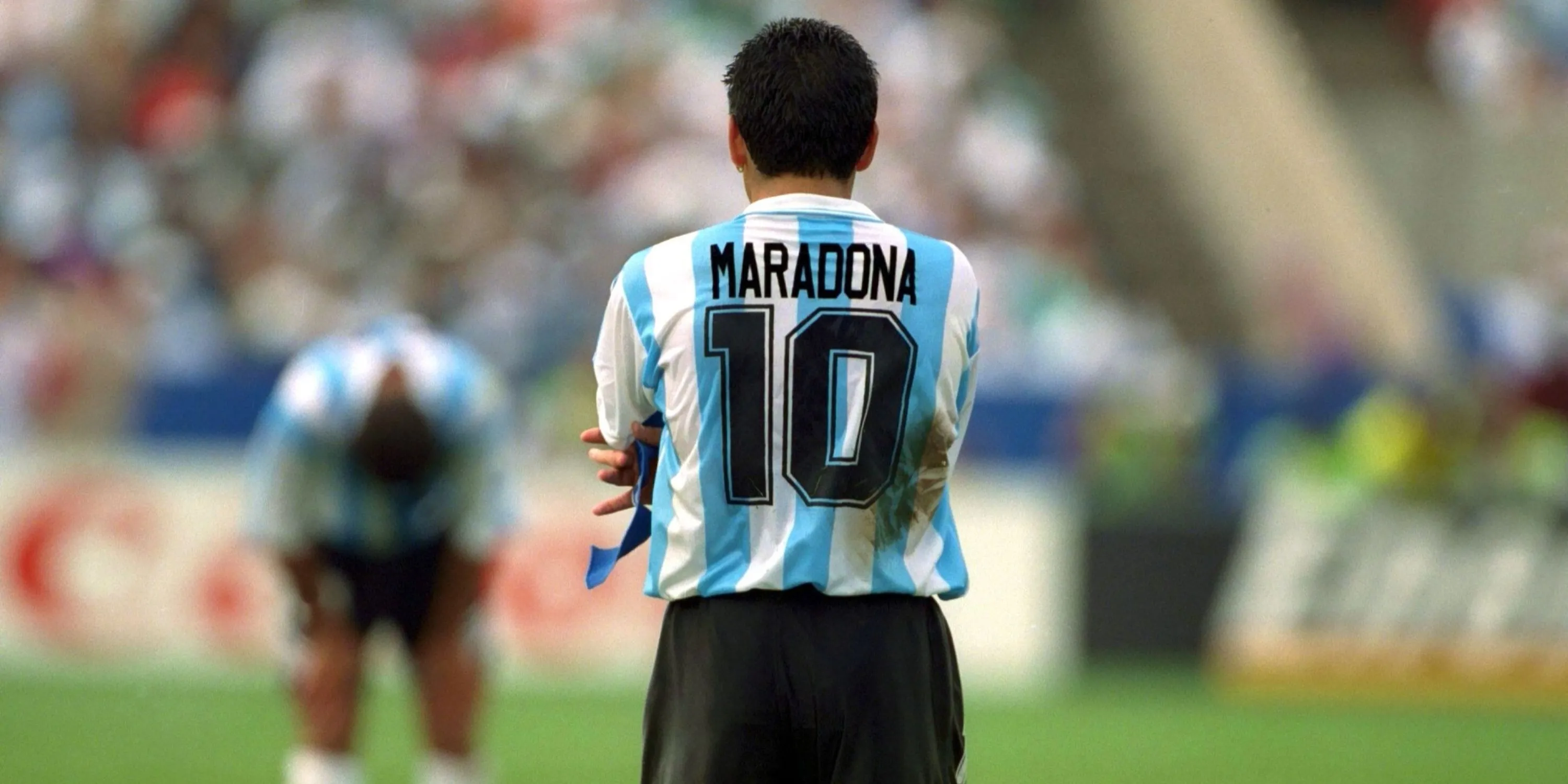 Diego Maradona với chiếc áo số 10 biểu tượng của Argentina