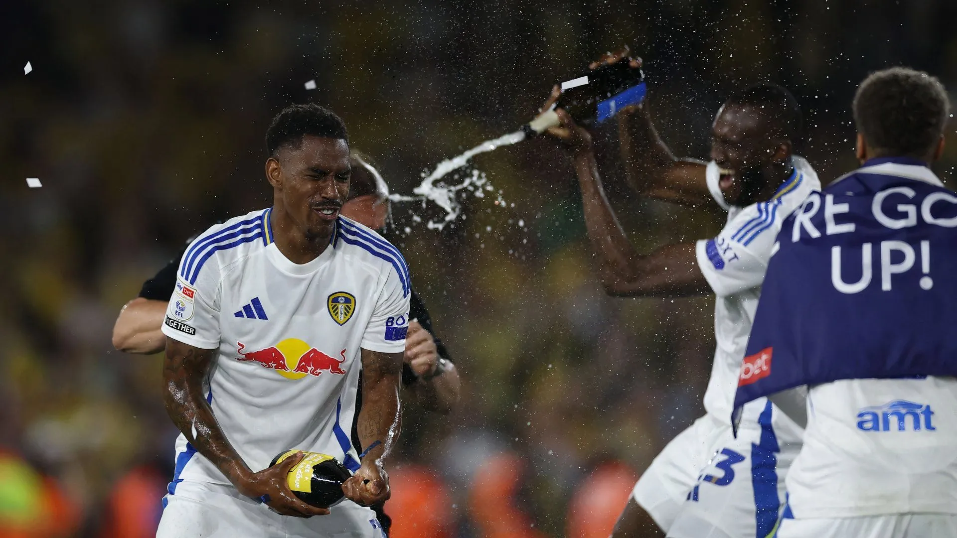 Hậu vệ Junior Firpo ăn mừng bàn thắng cuồng nhiệt trên sân Elland Road của Leeds United