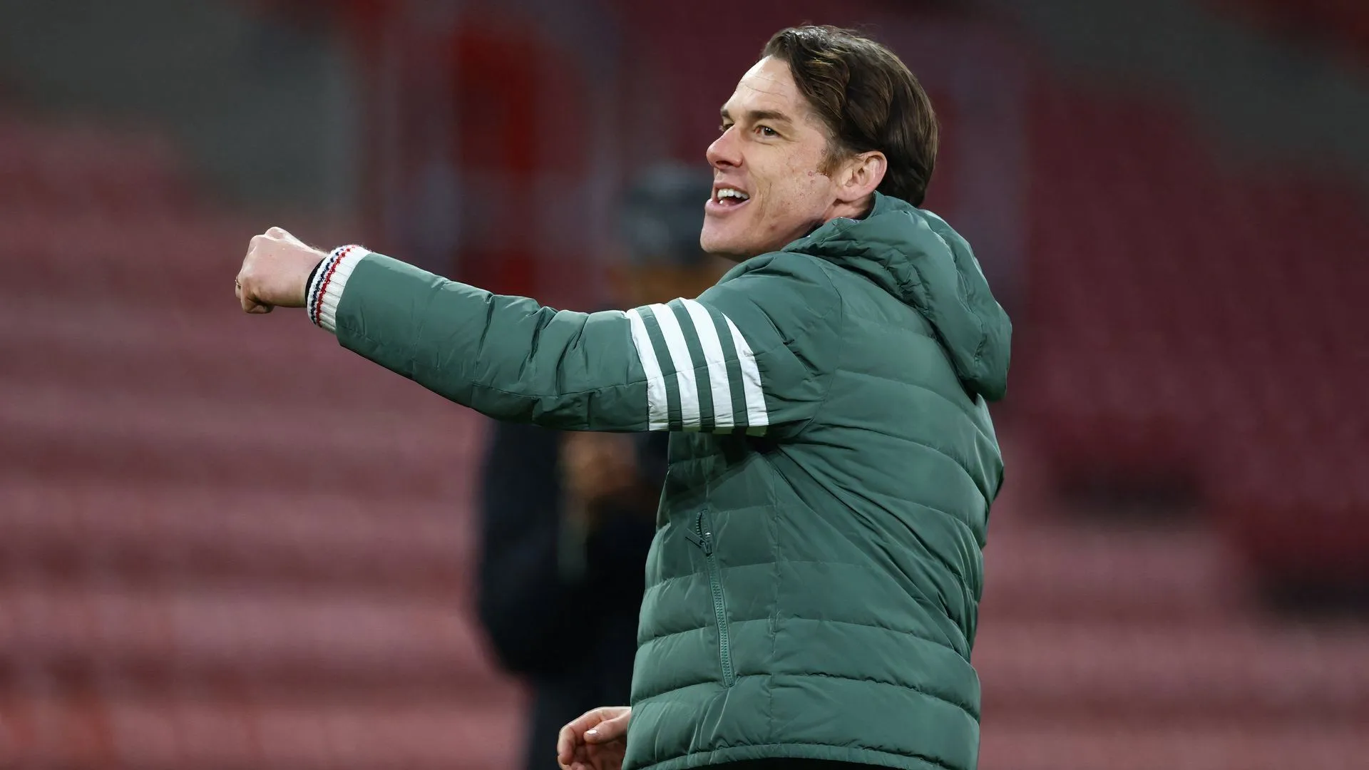 HLV Scott Parker ăn mừng chiến thắng cùng Burnley, thể hiện sự chuẩn bị kỹ lưỡng cho Premier League