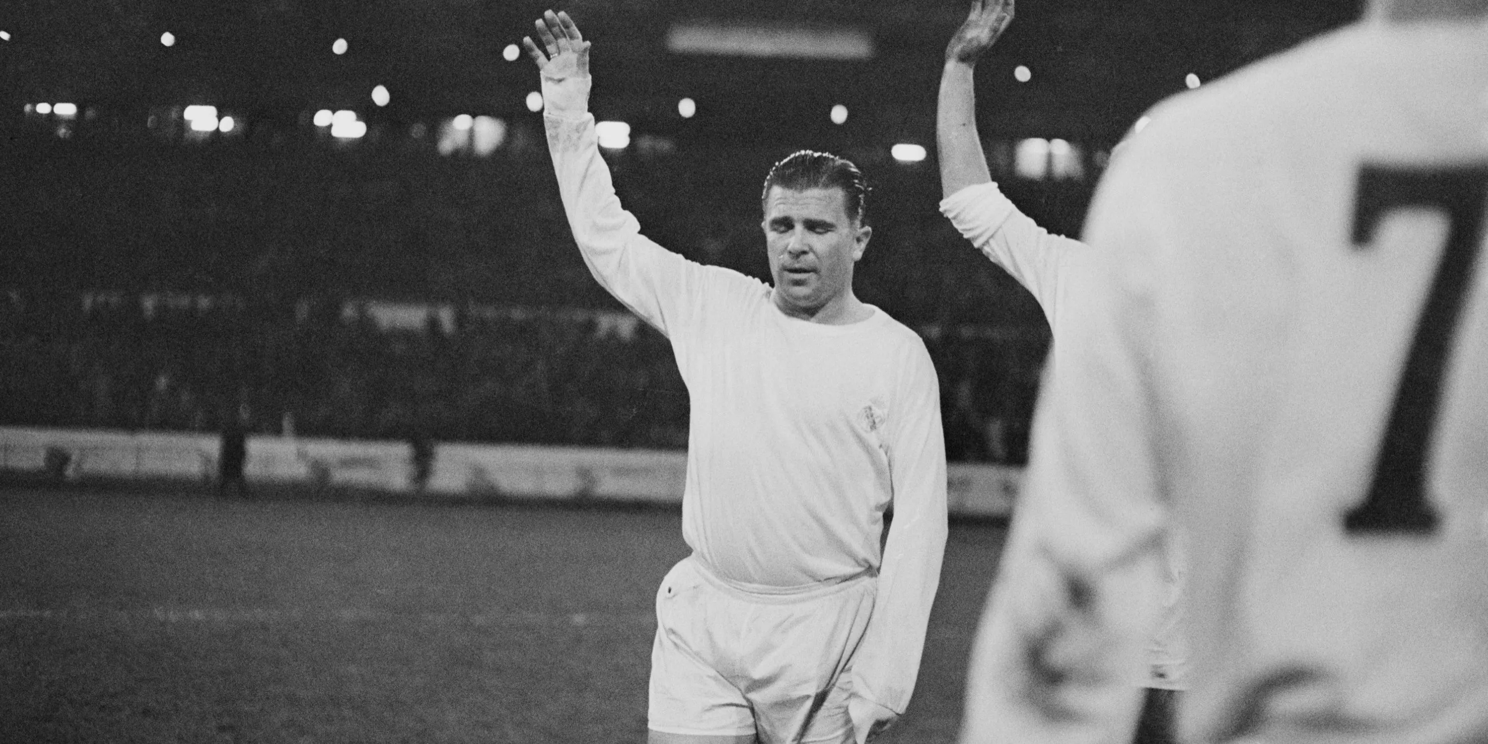 Huyền thoại Ferenc Puskas vẫy chào người hâm mộ Real Madrid