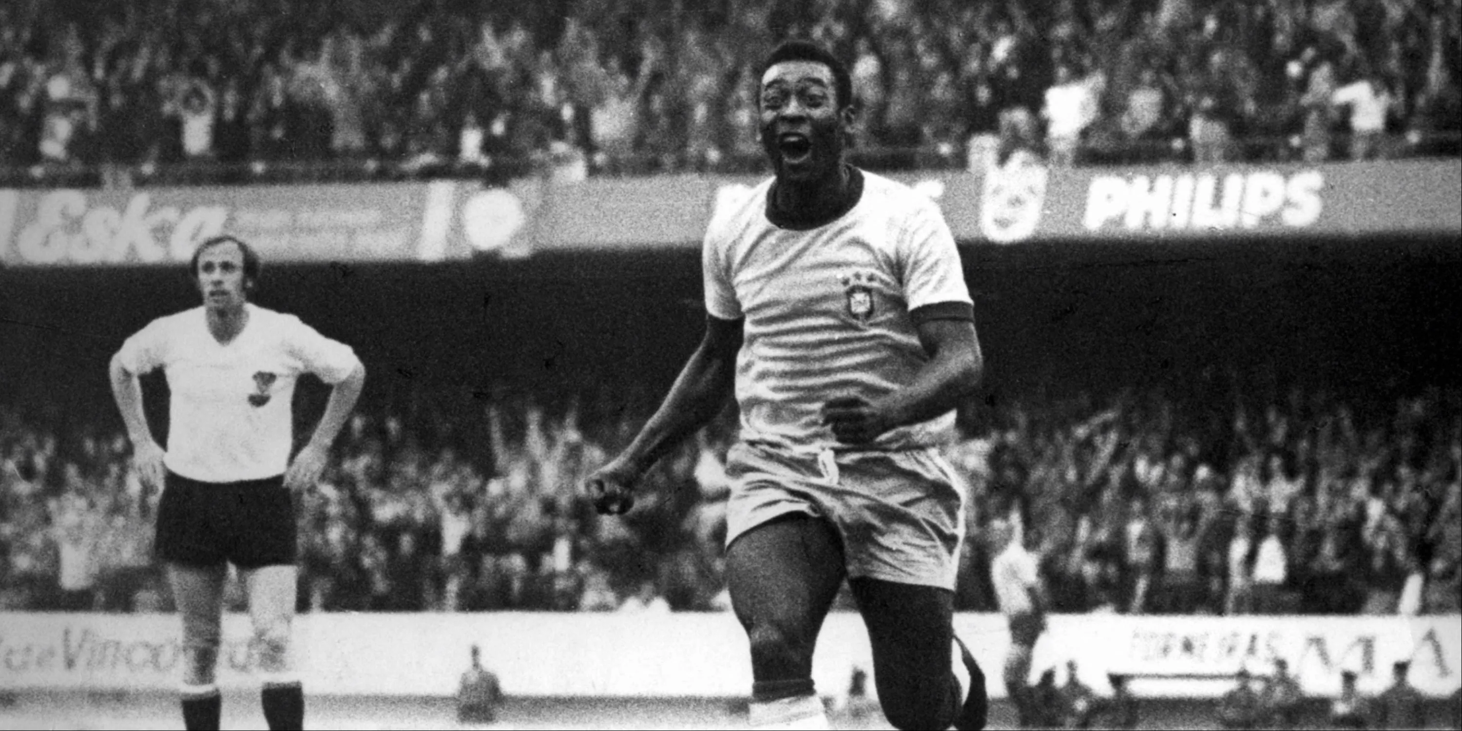 Huyền thoại Pele ăn mừng bàn thắng trong màu áo đội tuyển Brazil