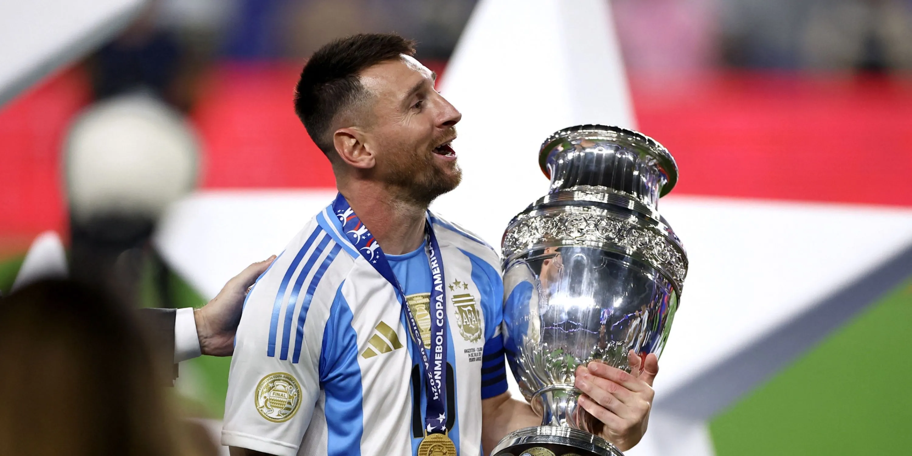 Lionel Messi nâng cao chiếc cúp Copa America cùng đội tuyển Argentina