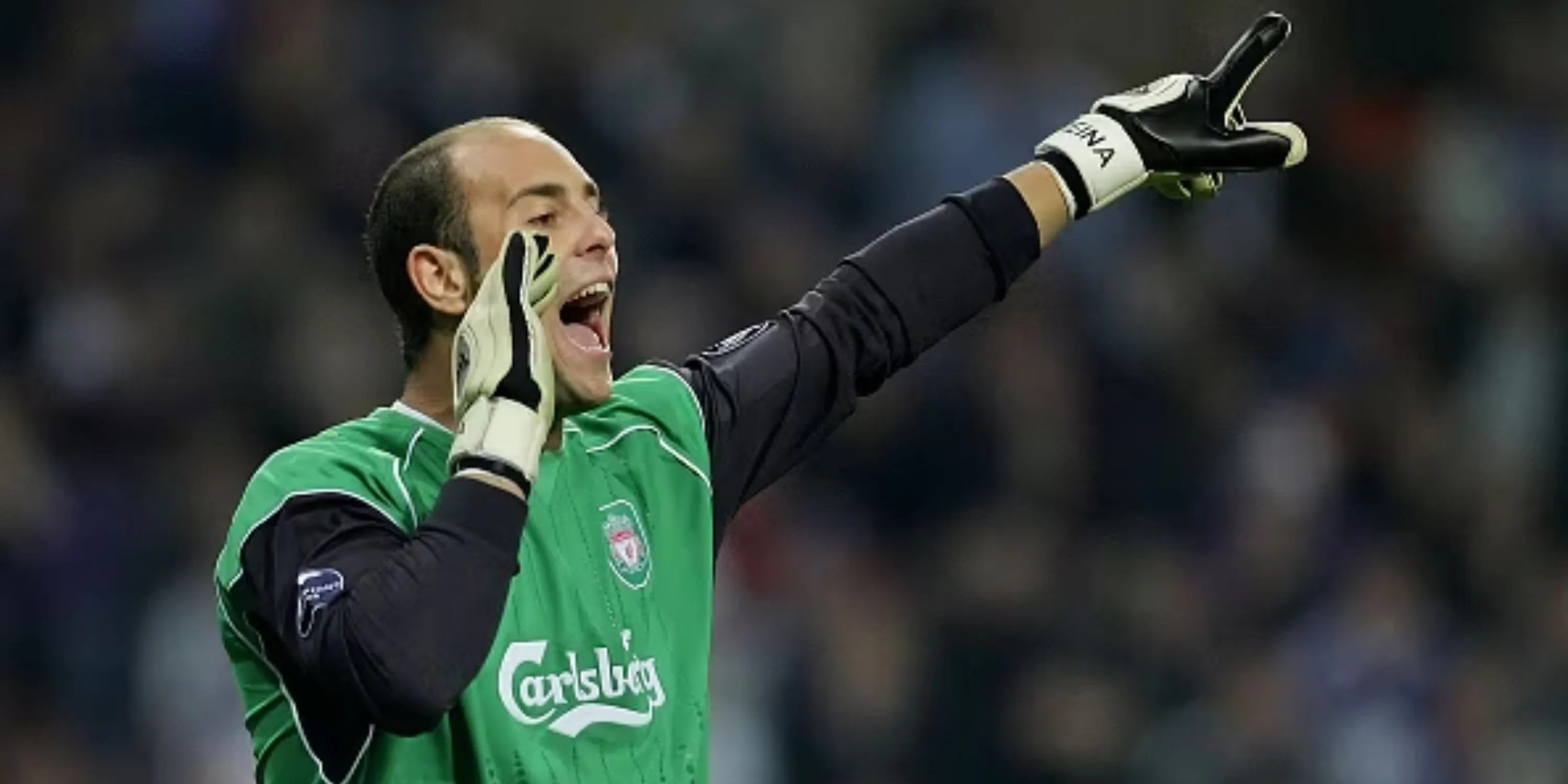 Pepe Reina trong khung gỗ cho Liverpool