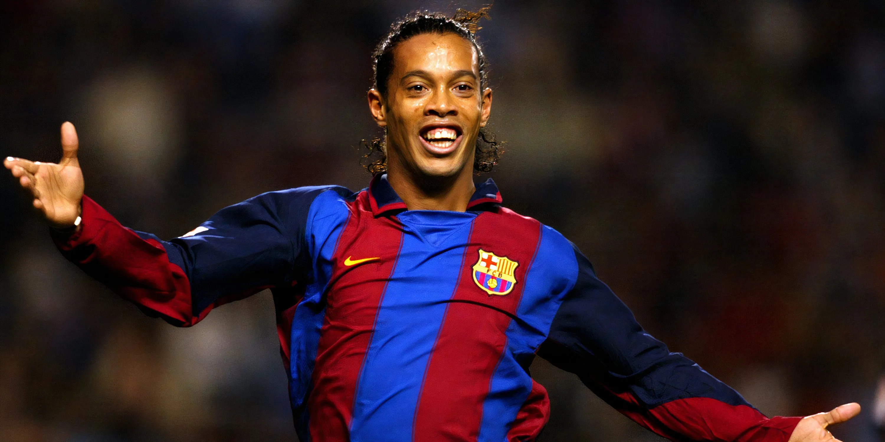 Ronaldinho ăn mừng bàn thắng cùng Barcelona