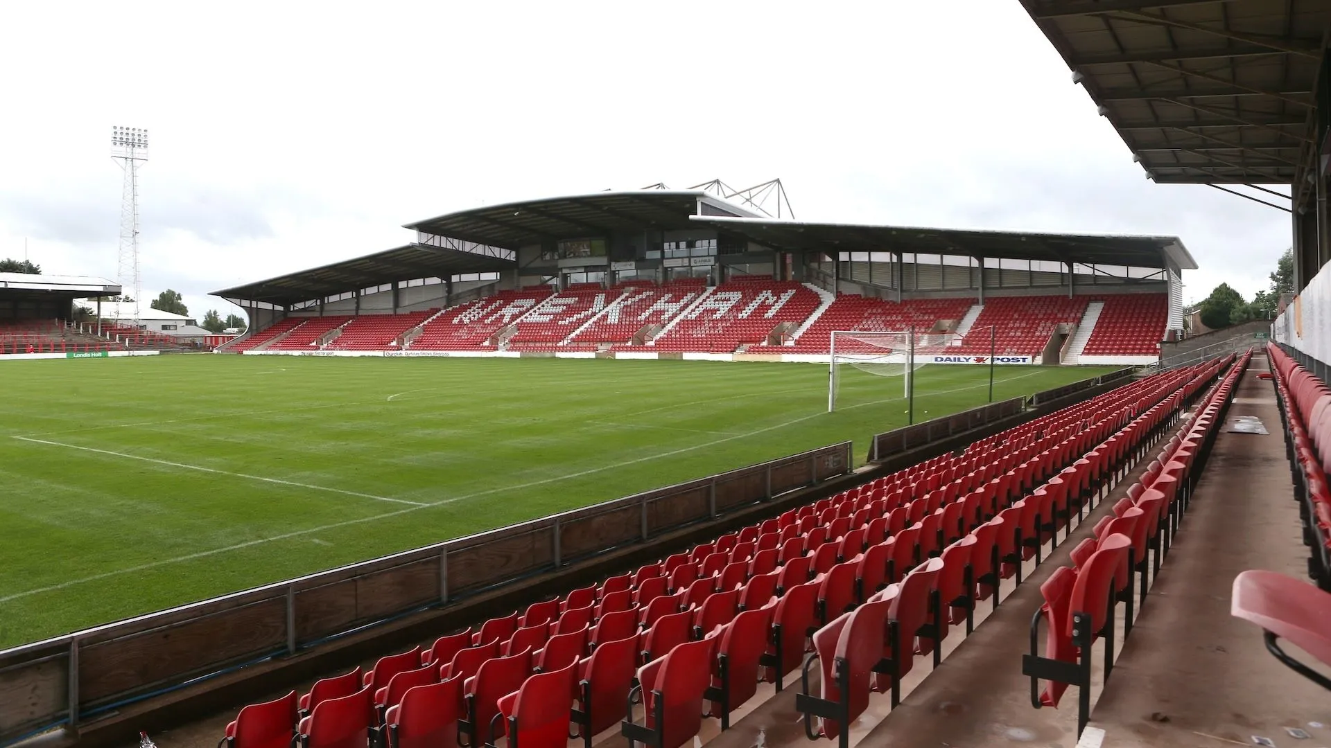 Sân Racecourse Ground cổ kính, nơi thể hiện tình yêu bóng đá ở mọi cấp độ giải đấu tại Anh