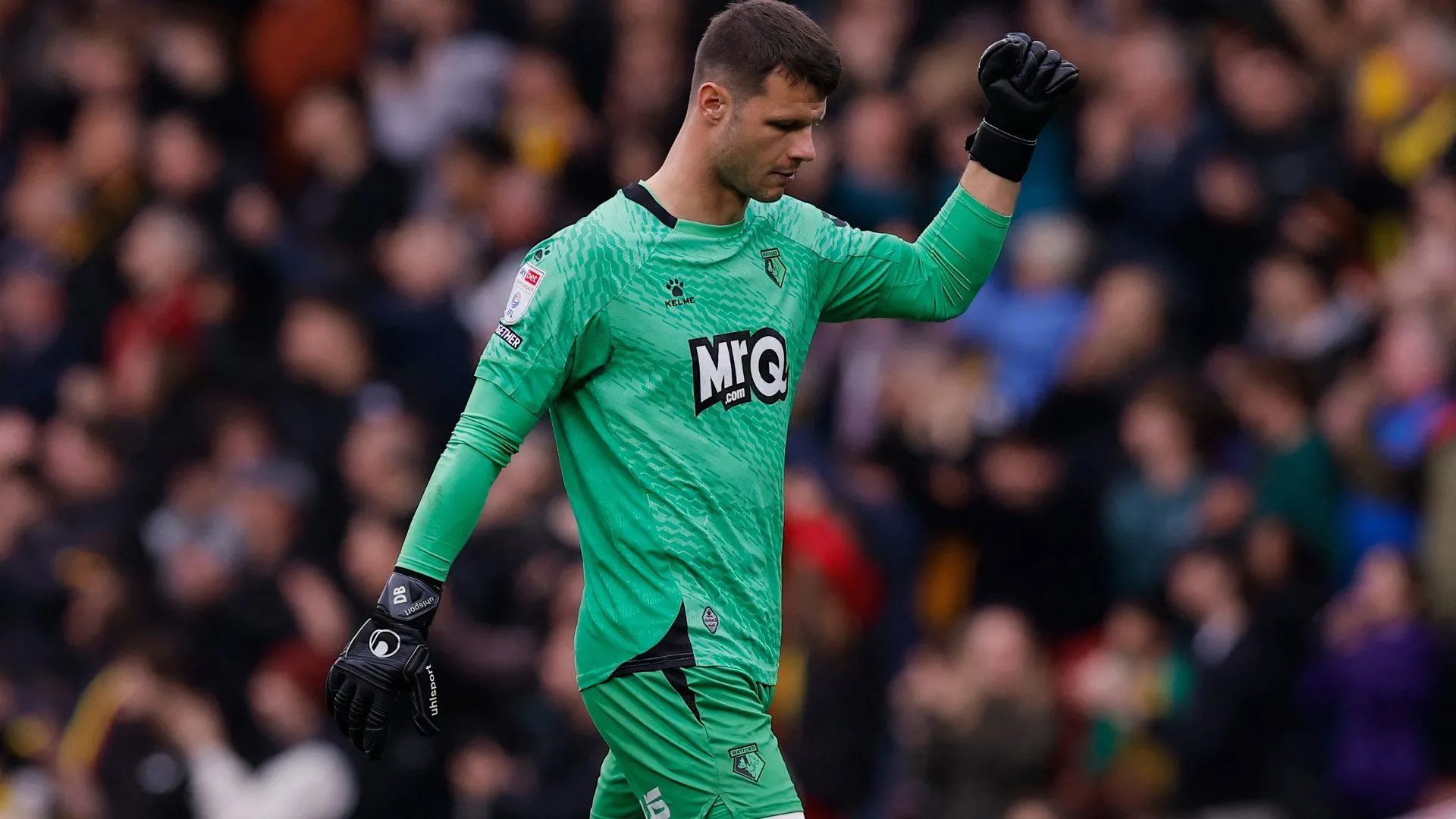 Thủ môn Daniel Bachmann của Watford nỗ lực cứu thua trong một trận đấu căng thẳng tại giải bóng đá Anh