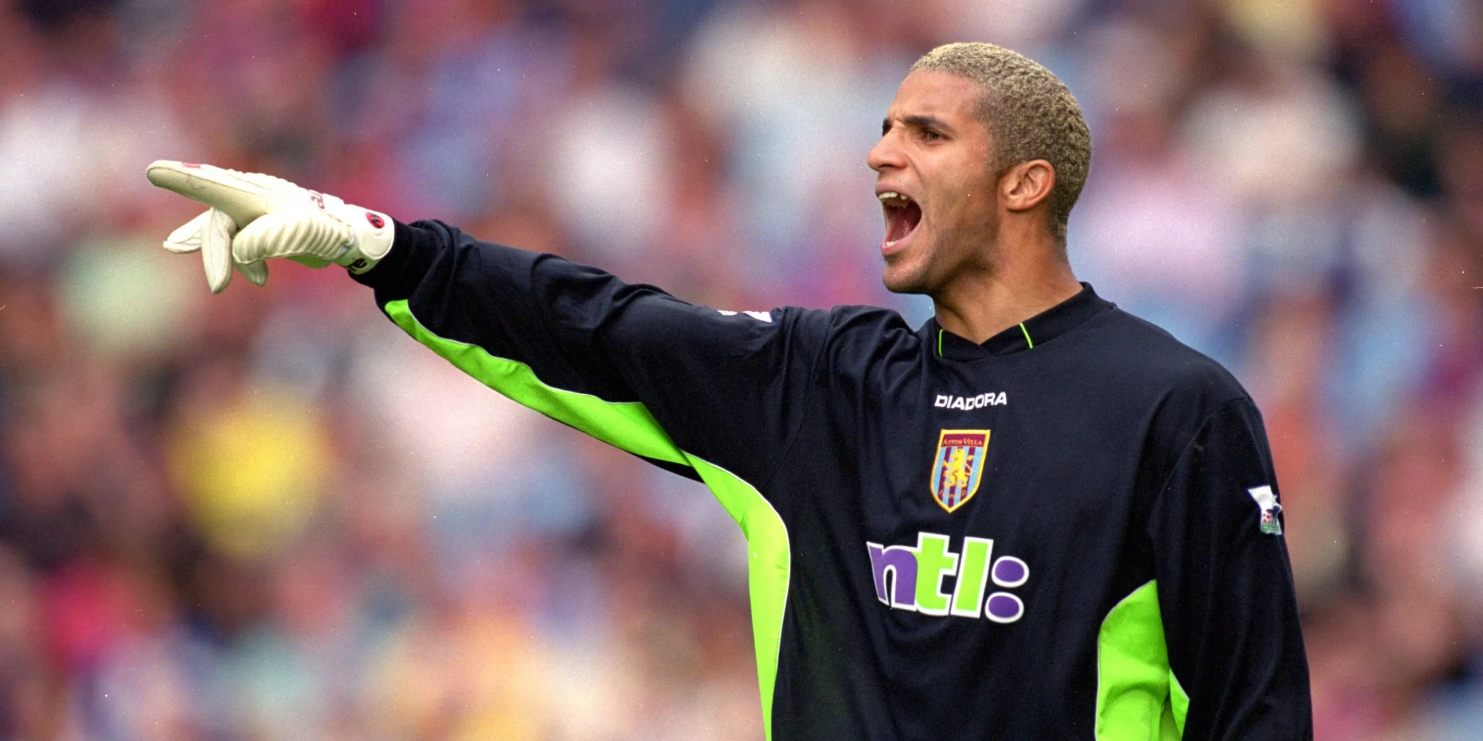 Thủ môn David James trong màu áo Portsmouth