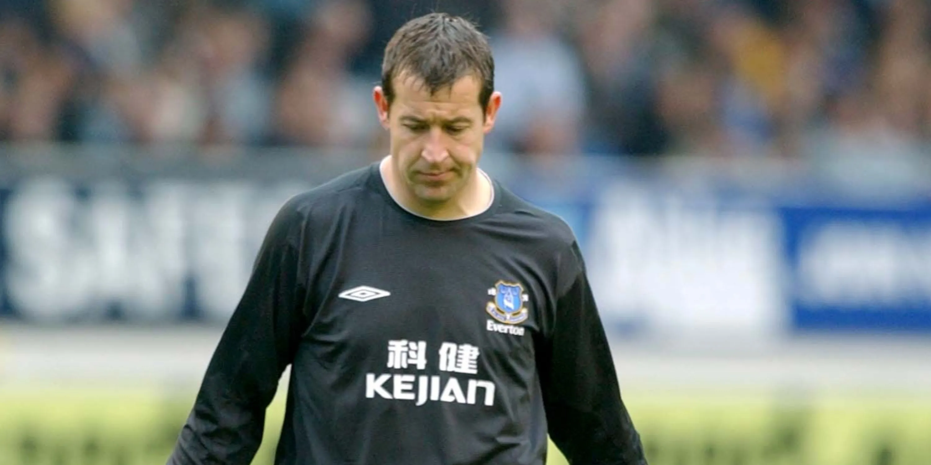 Thủ môn Nigel Martyn cản phá bóng cho Leeds United