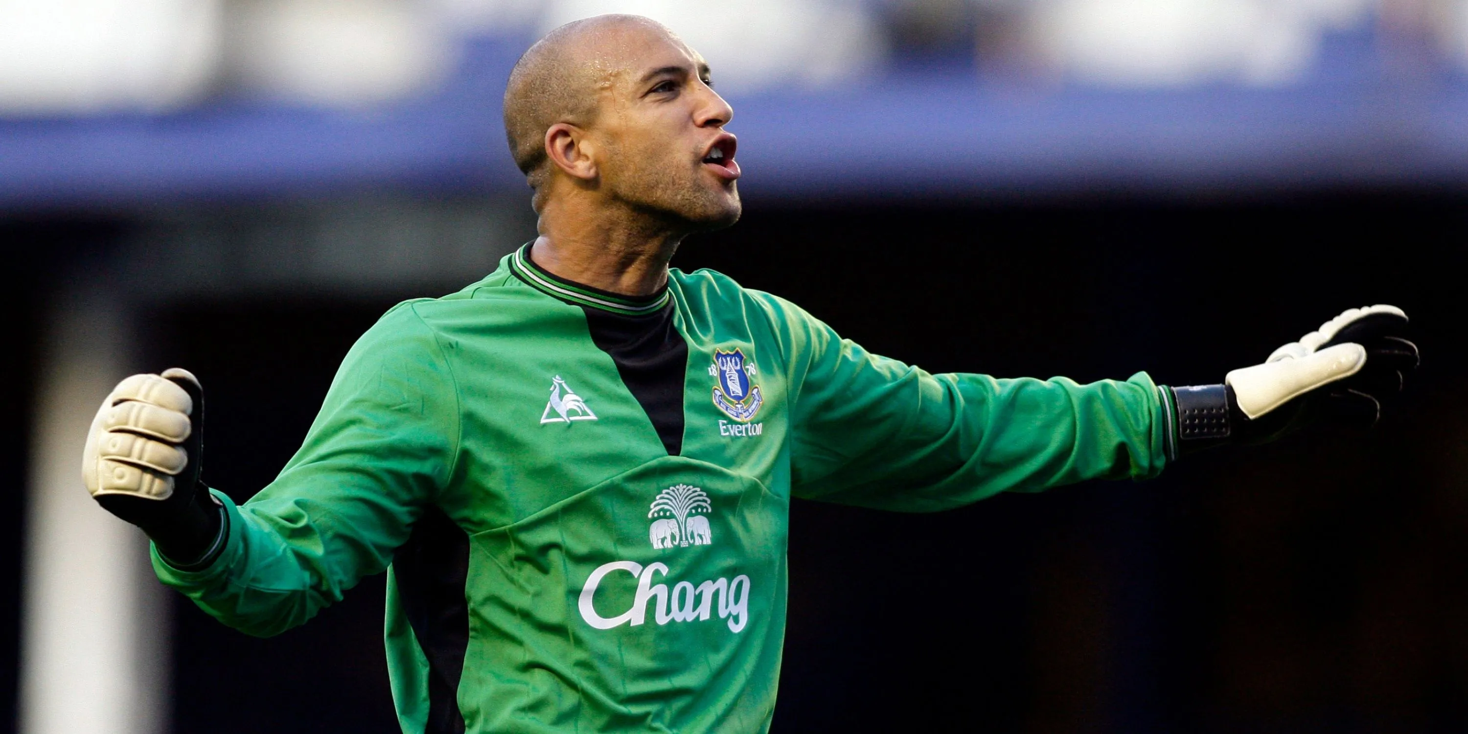 Thủ môn Tim Howard của Everton ăn mừng hoặc ra hiệu cho khán giả