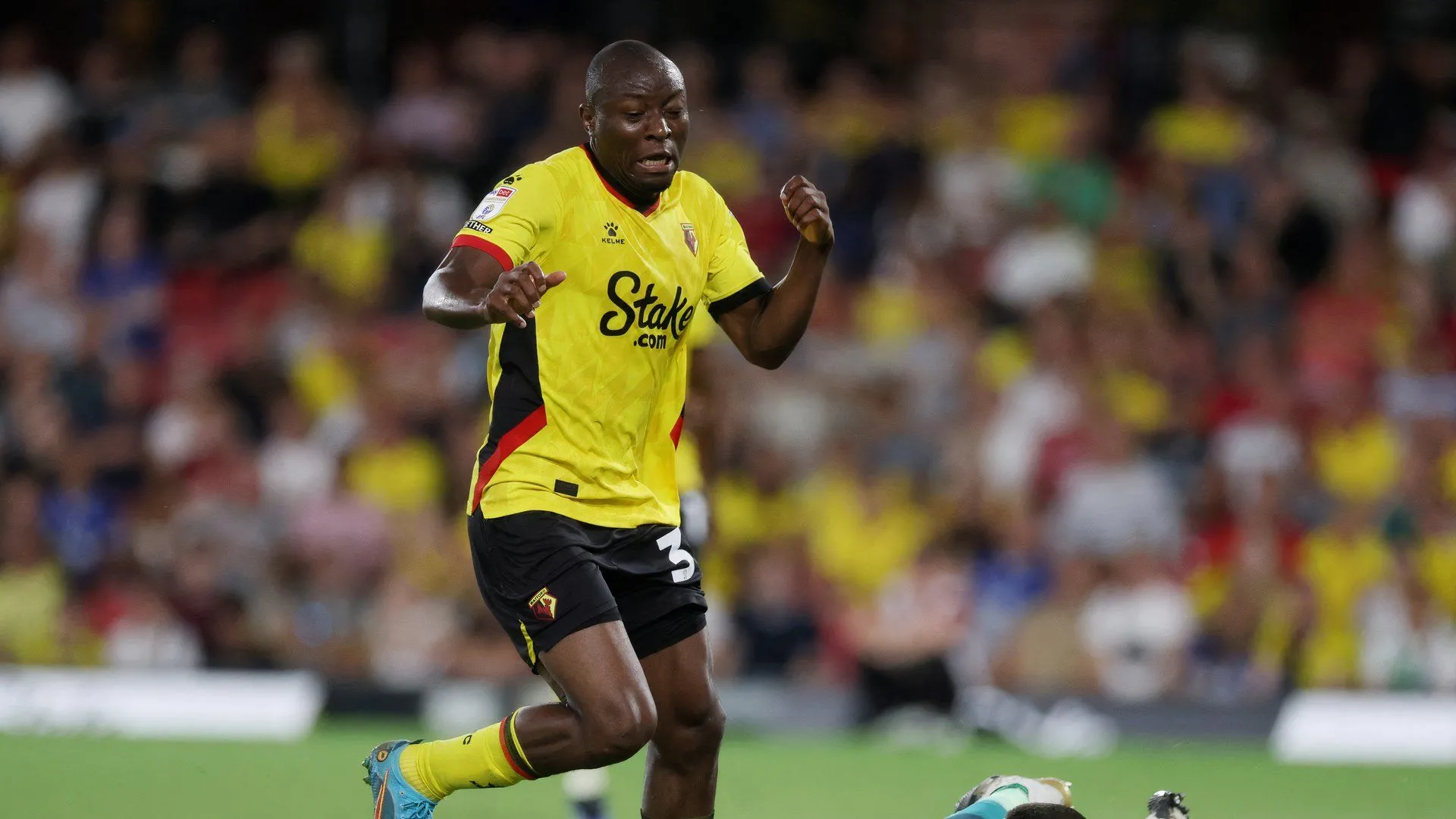 Tiền đạo Edo Kayembe của Watford trong một pha tranh chấp quyết liệt ở giải hạng Nhất Anh