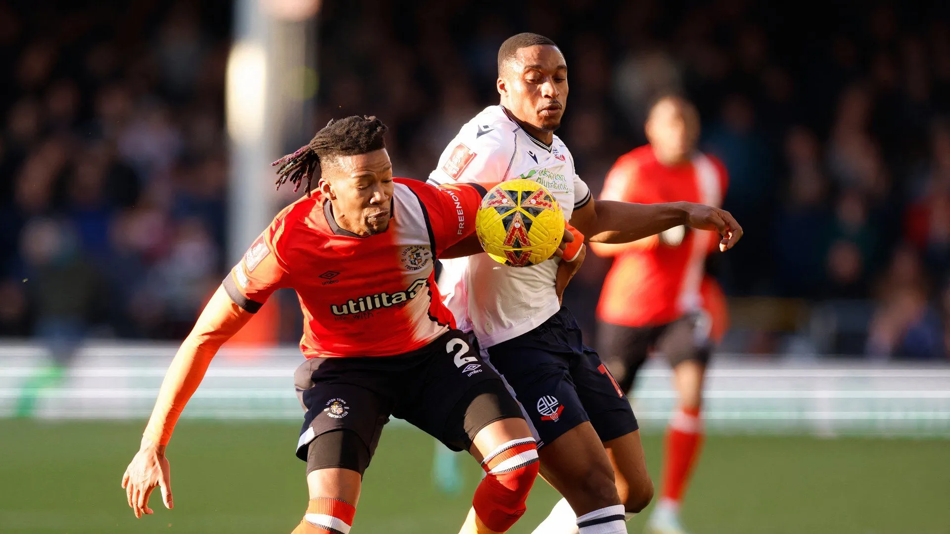 Victor Adeboyejo thi đấu cho Bolton Wanderers và những câu hỏi về vai trò dự bị.