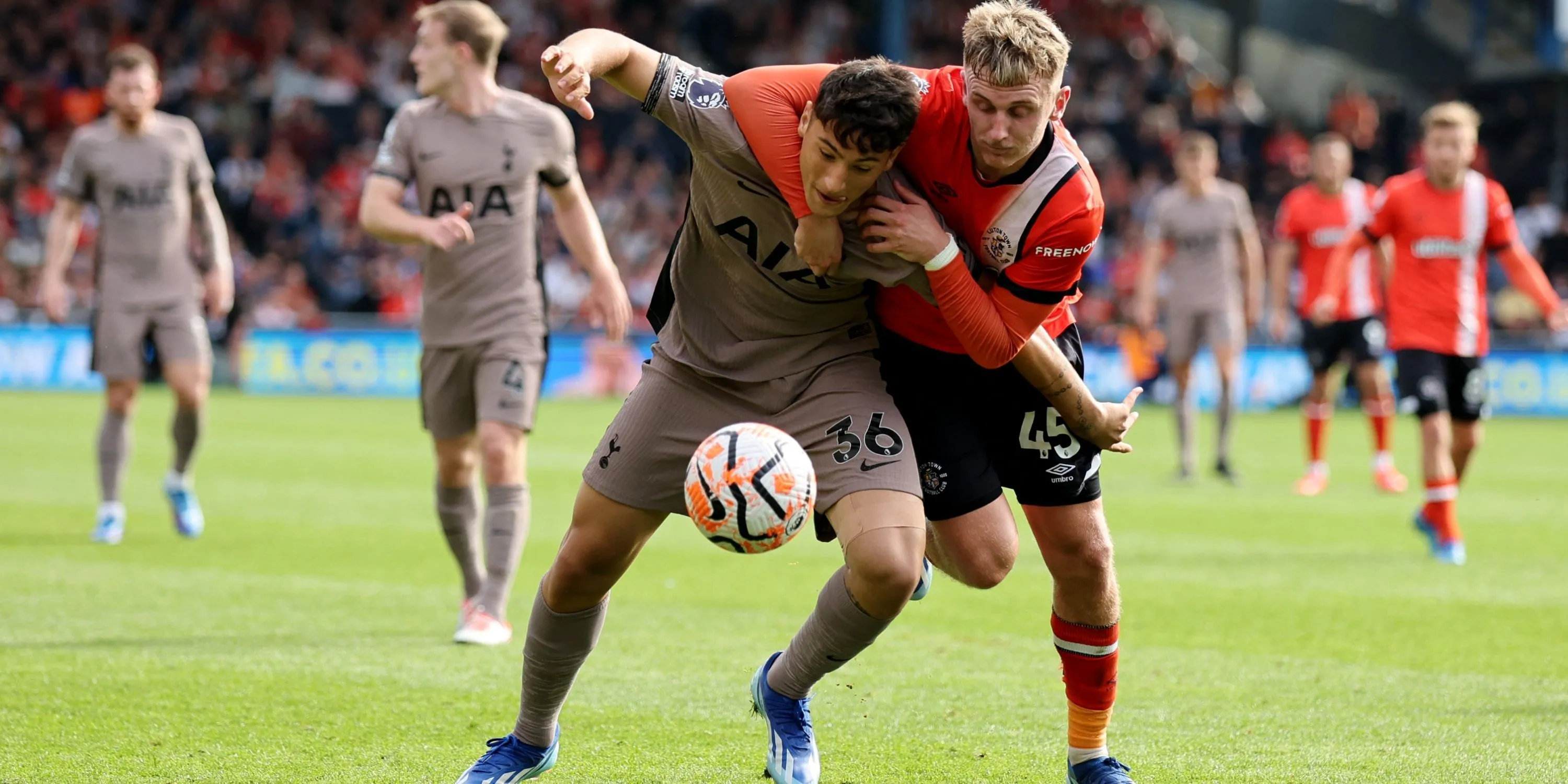 Alejo Veliz trên sân tập cùng các đồng đội ở Tottenham