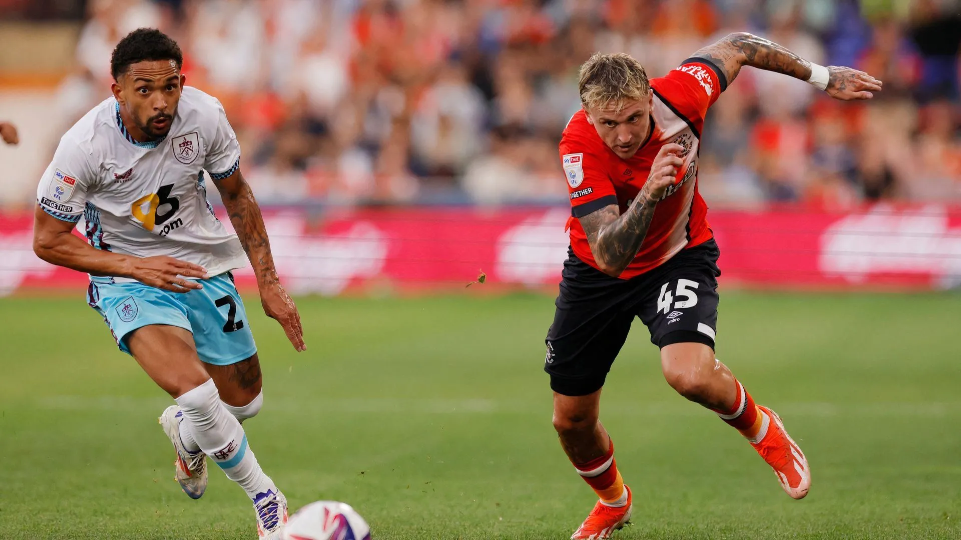 Alfie Doughty trong trận đấu của Luton Town gặp Burnley