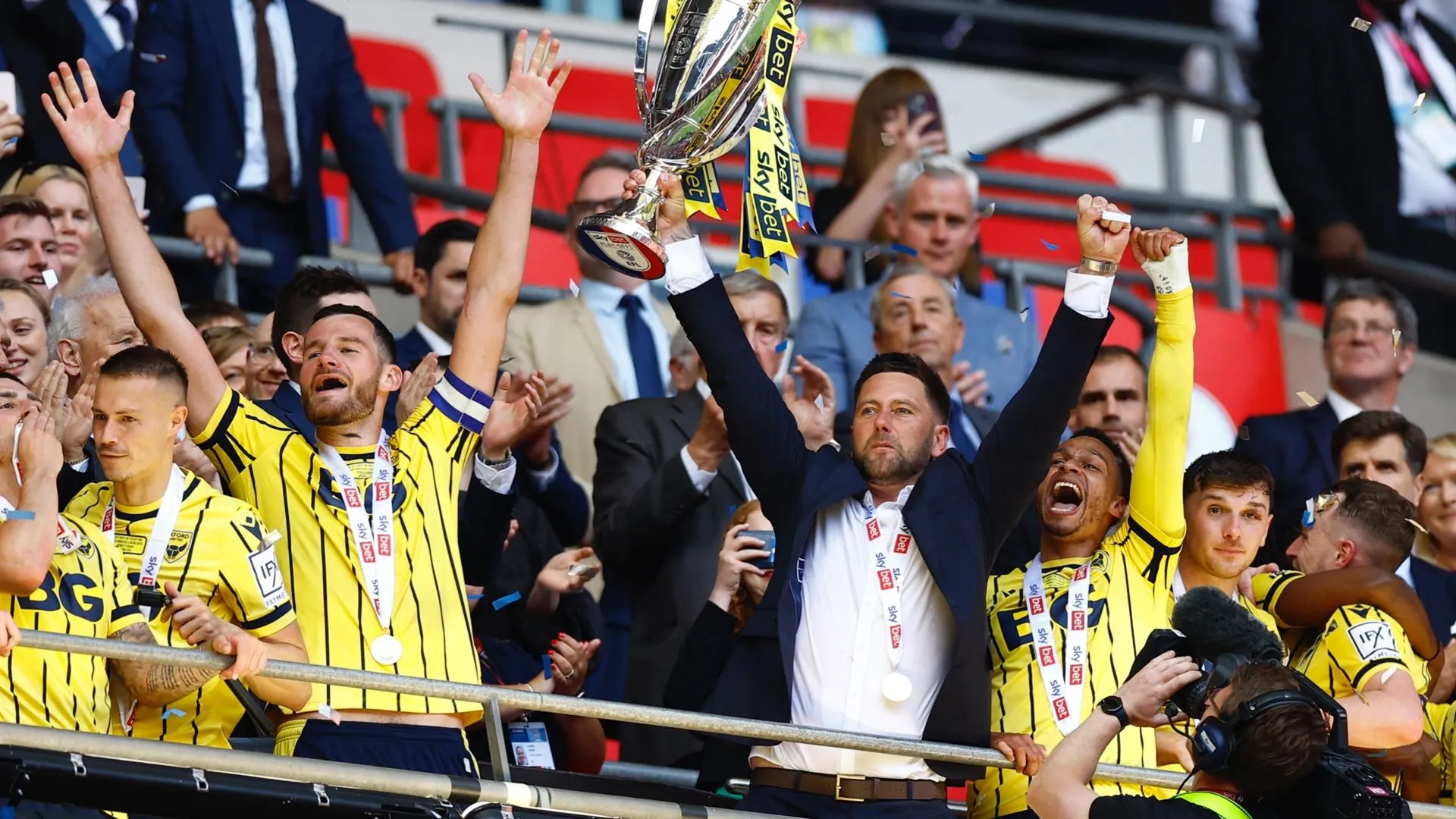 Des Buckingham chỉ đạo Oxford United tại League One