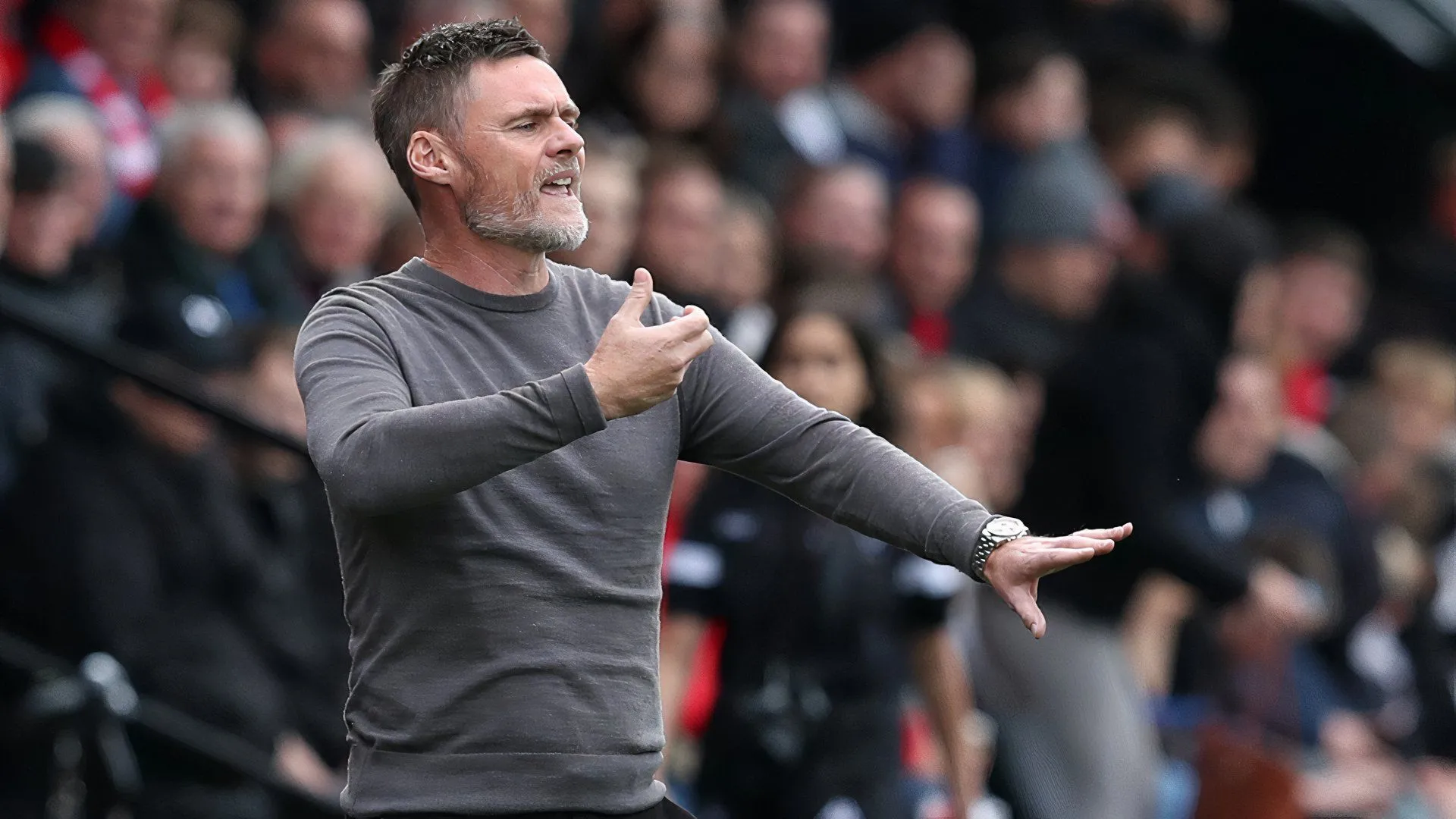 HLV Graham Alexander của Bradford City, người đứng sau các quyết định chuyển nhượng mùa hè.