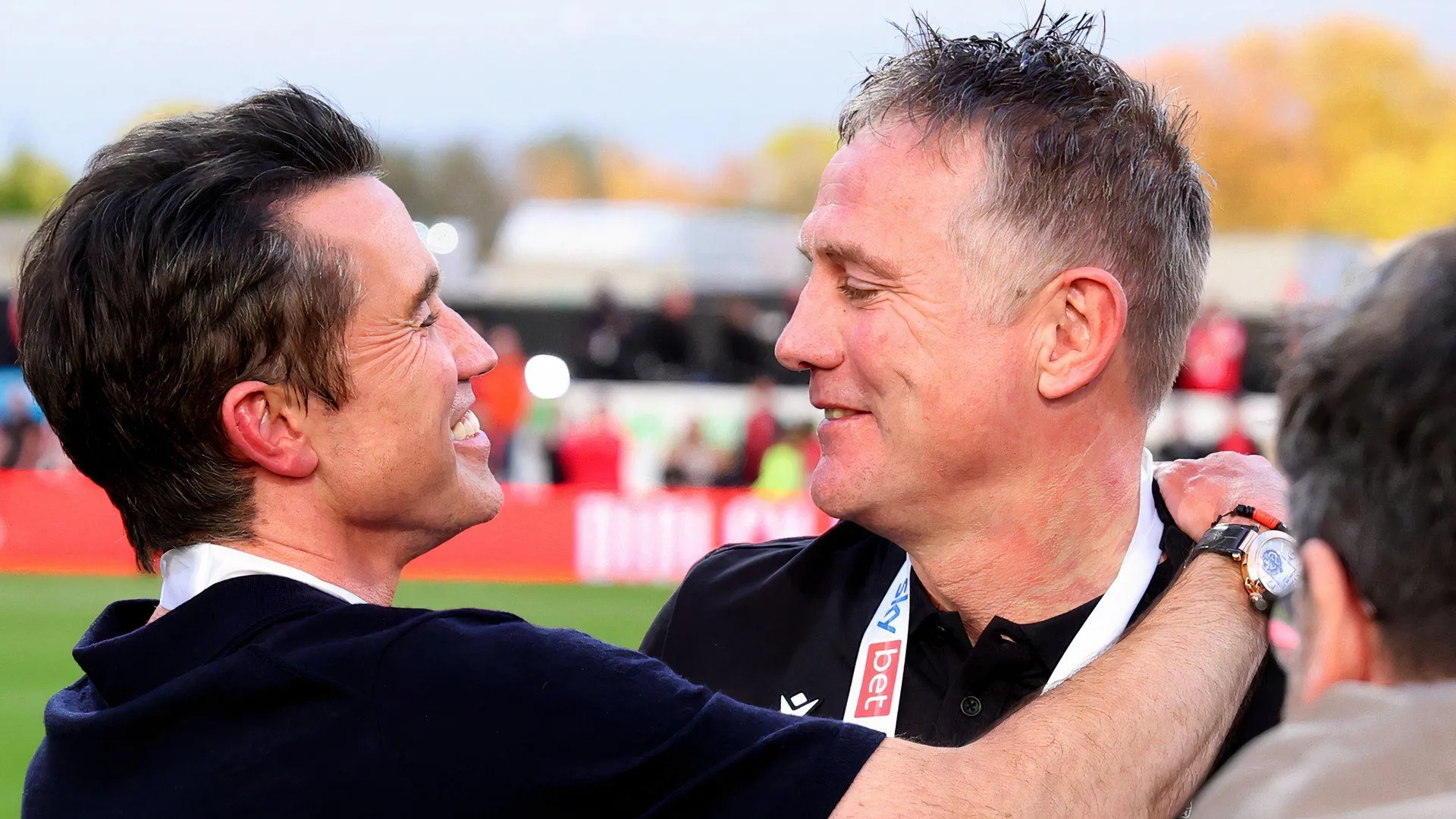 HLV Phil Parkinson ăn mừng thành tích thăng hạng ấn tượng cùng câu lạc bộ Wrexham