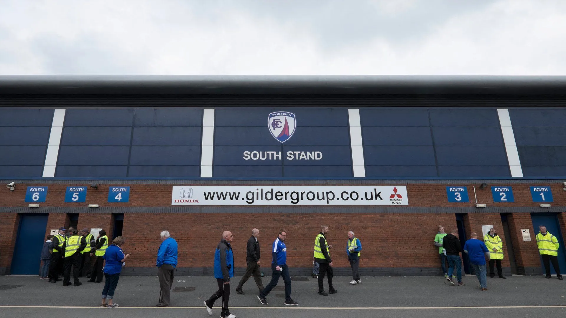 Logo và khán đài của Chesterfield FC