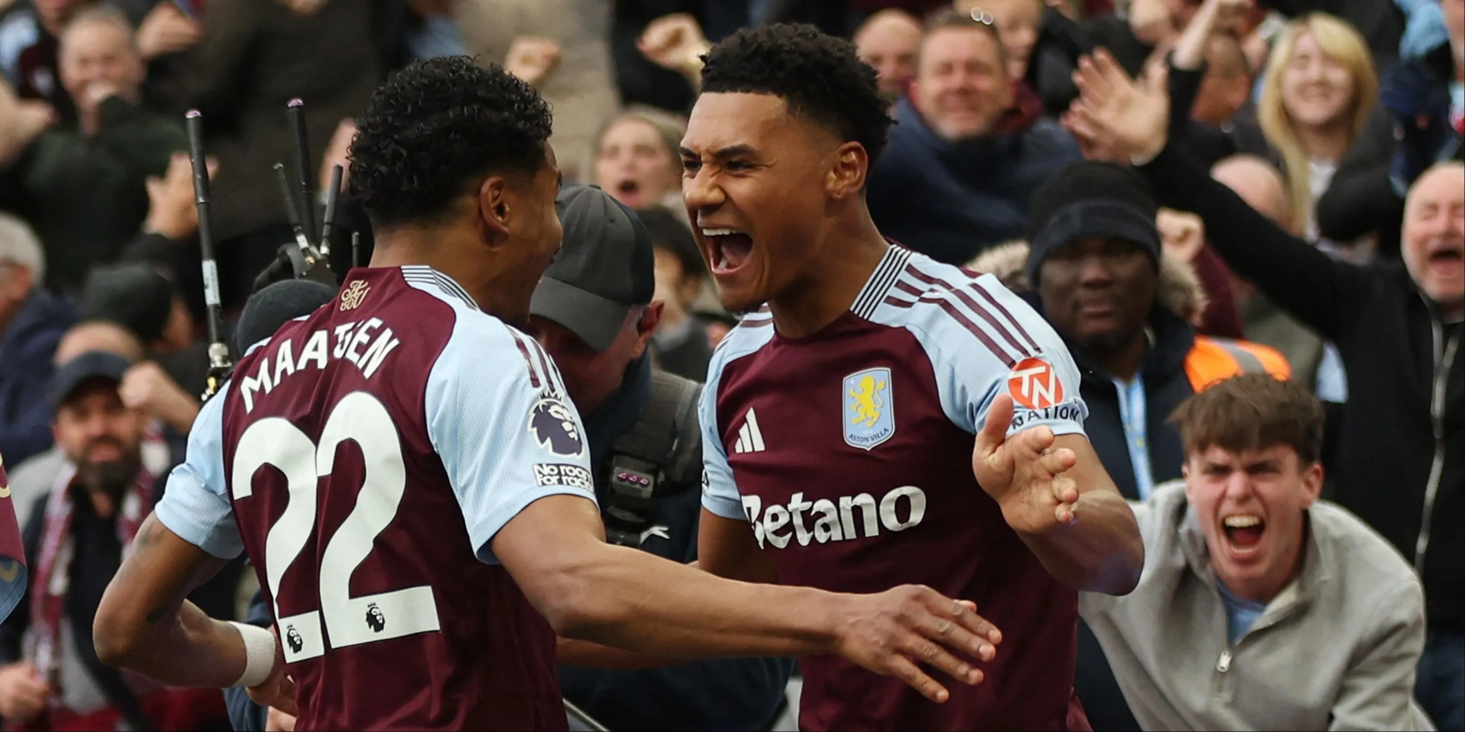 Ollie Watkins của Aston Villa trong một trận đấu tại Premier League, thể hiện khả năng di chuyển không bóng và tốc độ