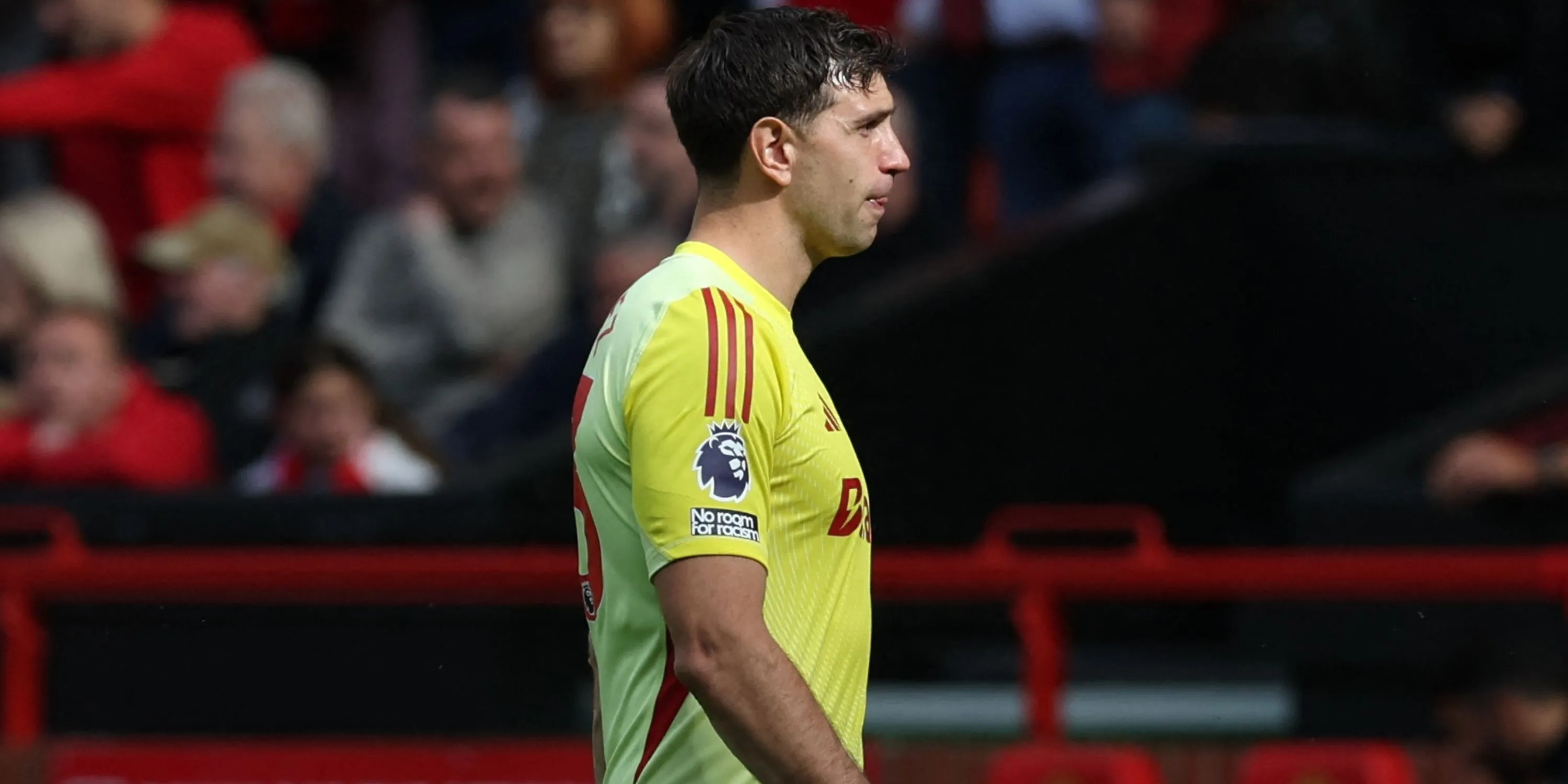 Thủ môn Emi Martinez nhận thẻ đỏ trực tiếp trong trận đấu giữa Aston Villa và Manchester United