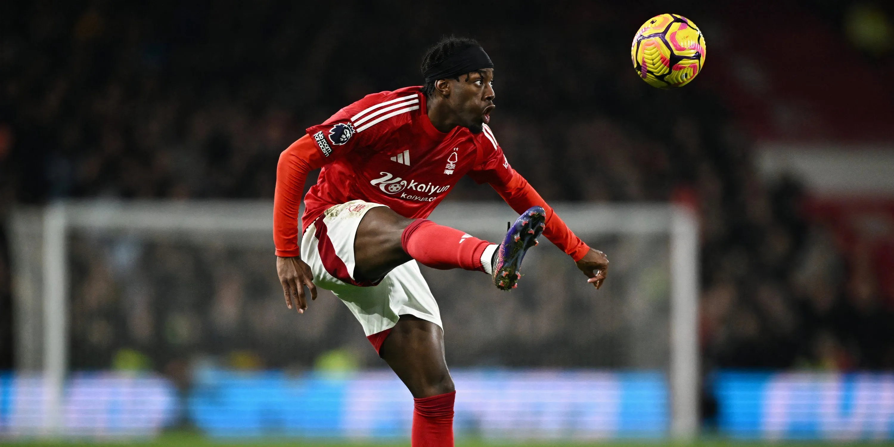 Anthony Elanga trong trận đấu với chiếc áo đỏ đặc trưng của Nottingham Forest.