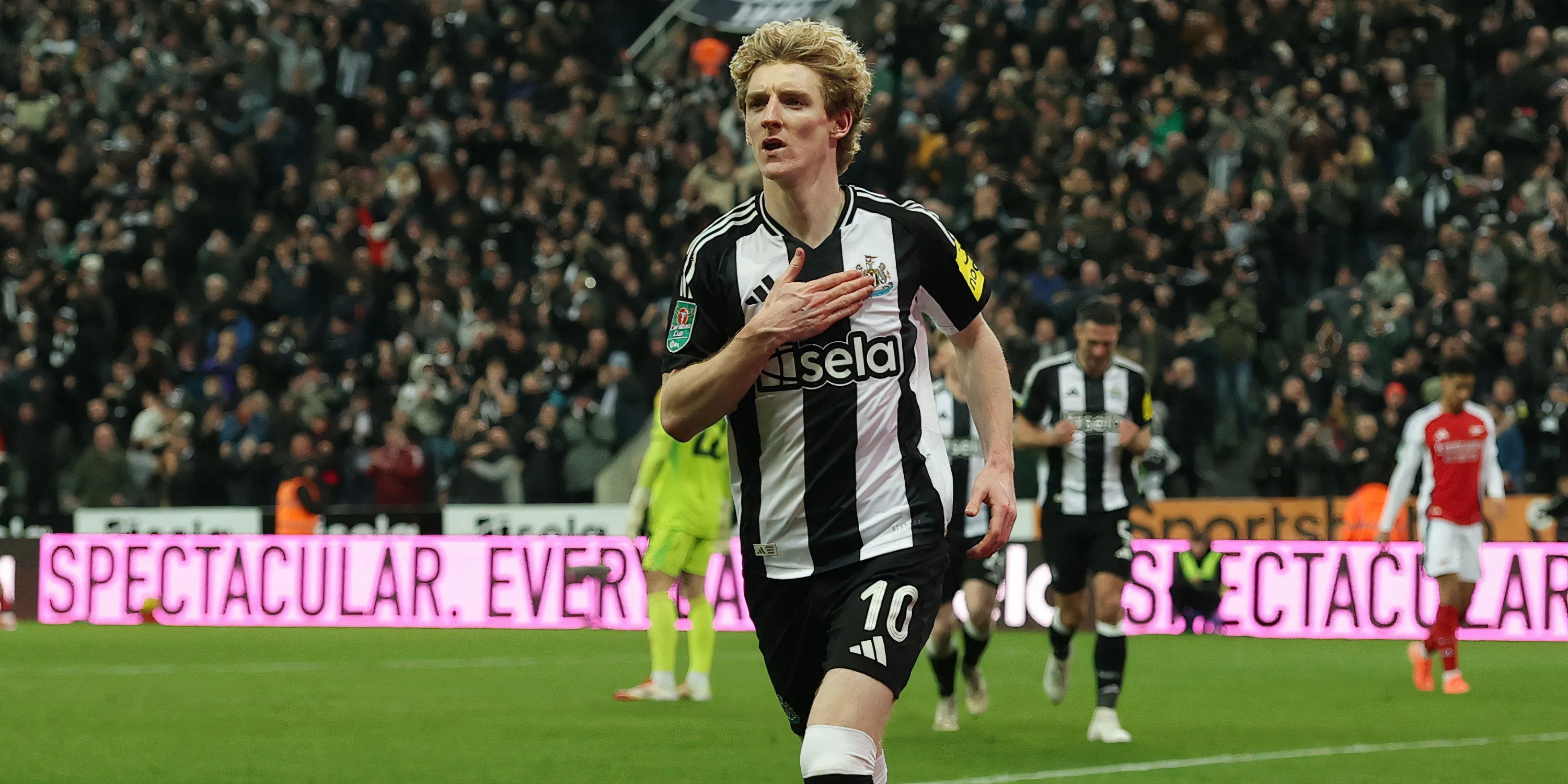 Anthony Gordon trong trận đấu của Newcastle dưới sự chỉ đạo của HLV Eddie Howe