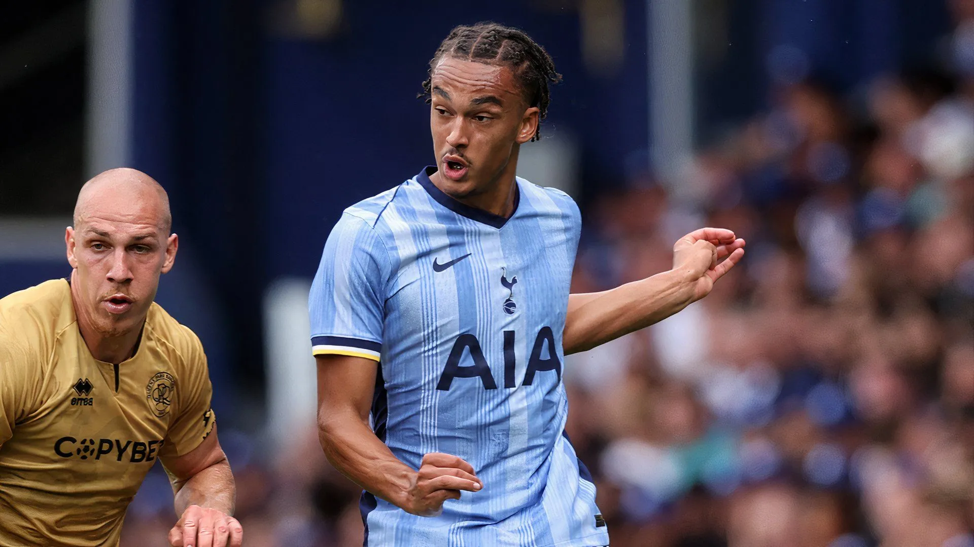 Ash Phillips trong một buổi tập hoặc trận đấu của Tottenham Hotspur, thể hiện tiềm năng phát triển.