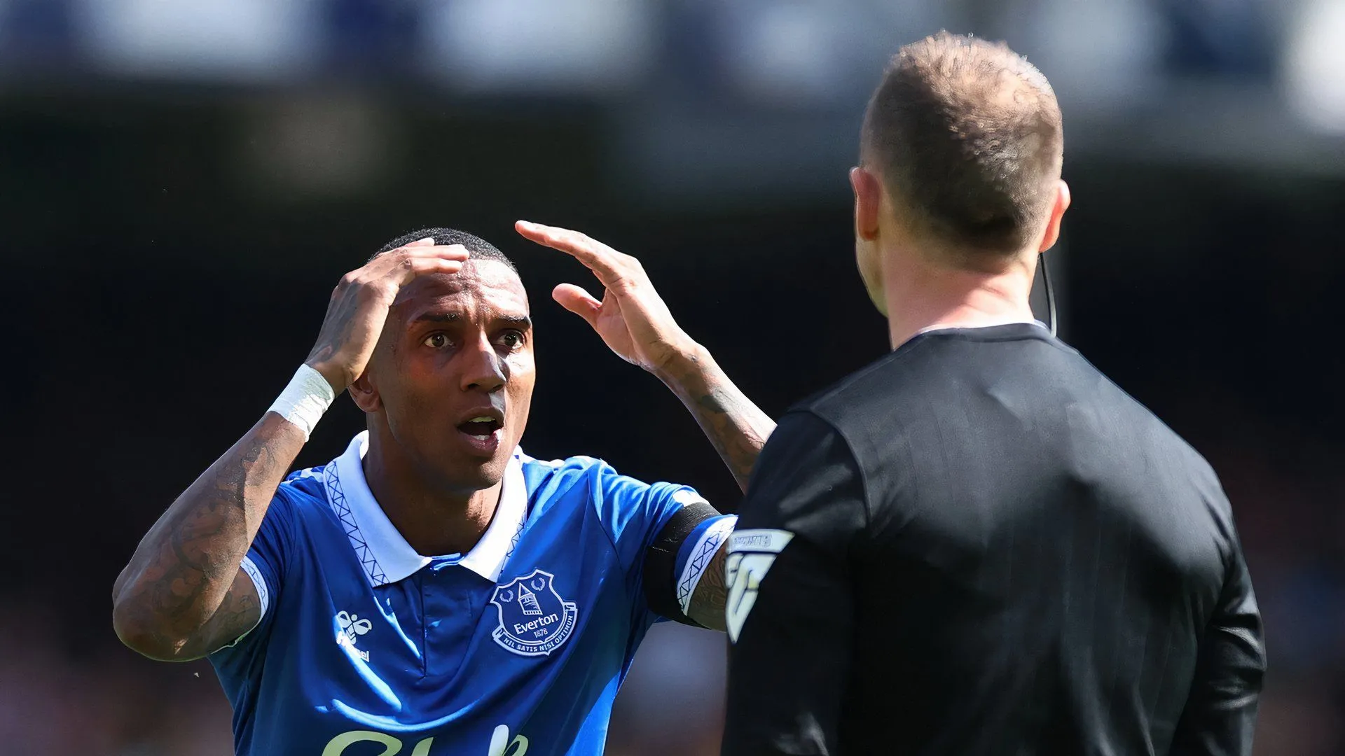 Ashley Young trong trận đấu ở Premier League, biểu tượng của sự bền bỉ