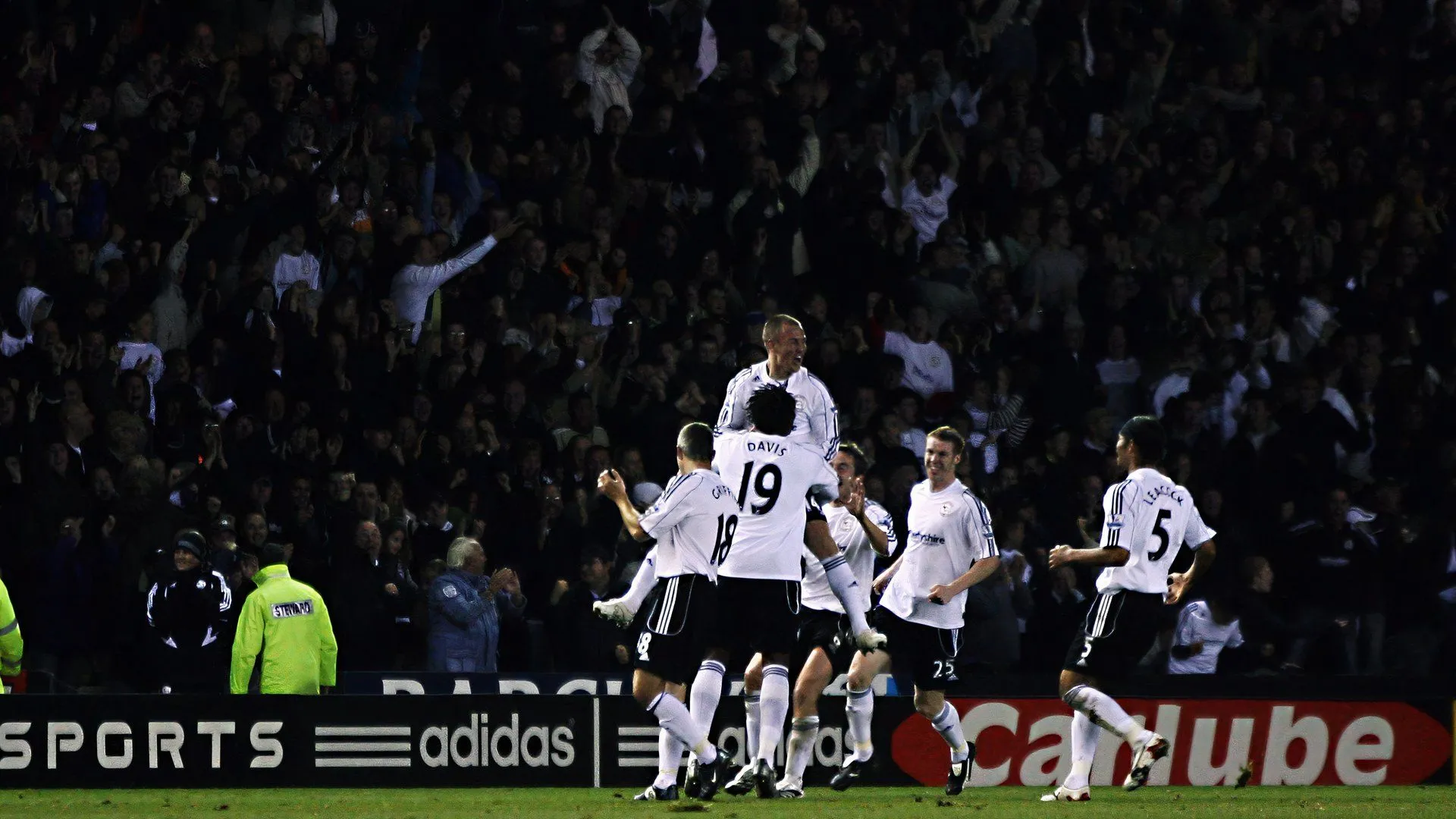 Các cầu thủ Derby County ăn mừng bàn thắng đầu tiên tại Premier League mùa 2007-08 của Kenny Miller