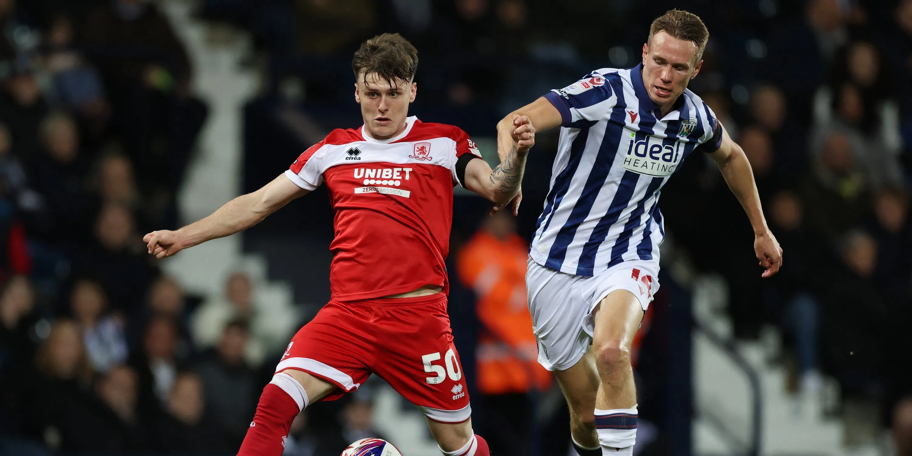 Cầu thủ trẻ Ben Doak (áo Middlesbrough) thể hiện kỹ năng trên sân cỏ.