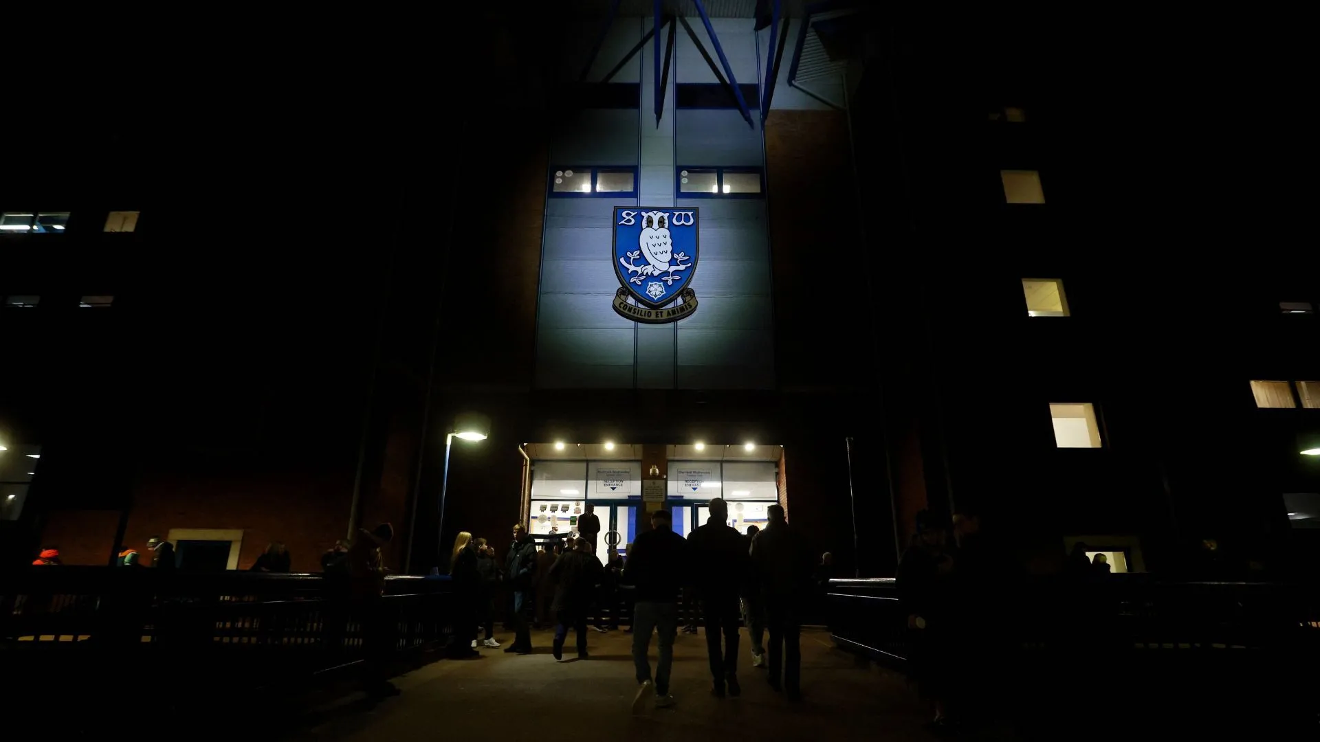 Cổng vào sân Hillsborough, biểu tượng của Sheffield Wednesday giữa bão tin tức chuyển nhượng và vấn đề tài chính