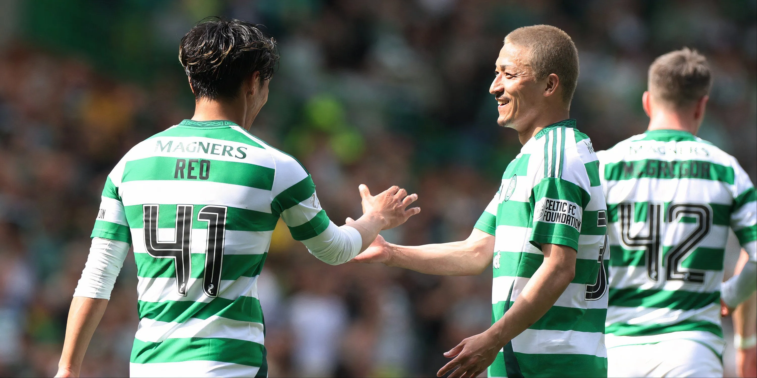 Daizen Maeda và Reo Hatate của Celtic trong một trận đấu tại giải VĐQG Scotland