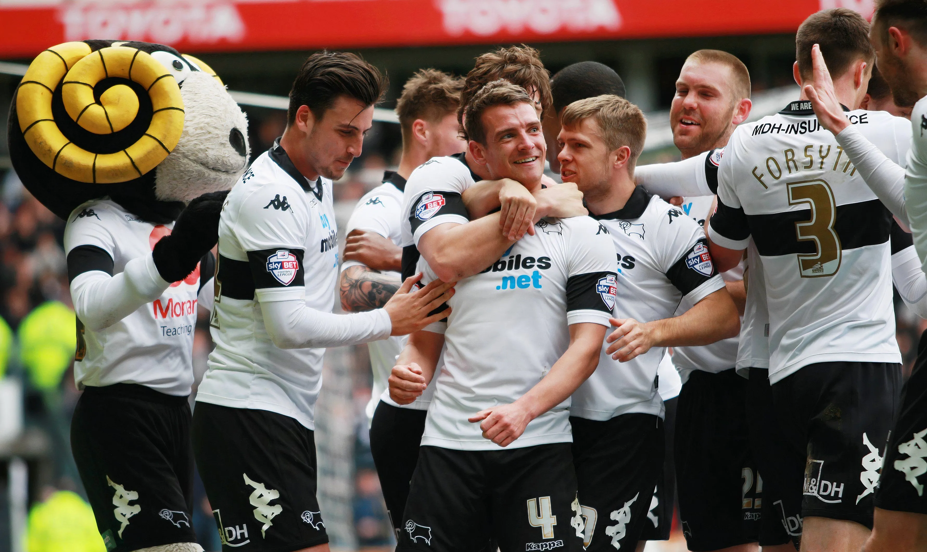 Đội hình Derby County ăn mừng bàn thắng của Craig Bryson trong trận derby East Midlands