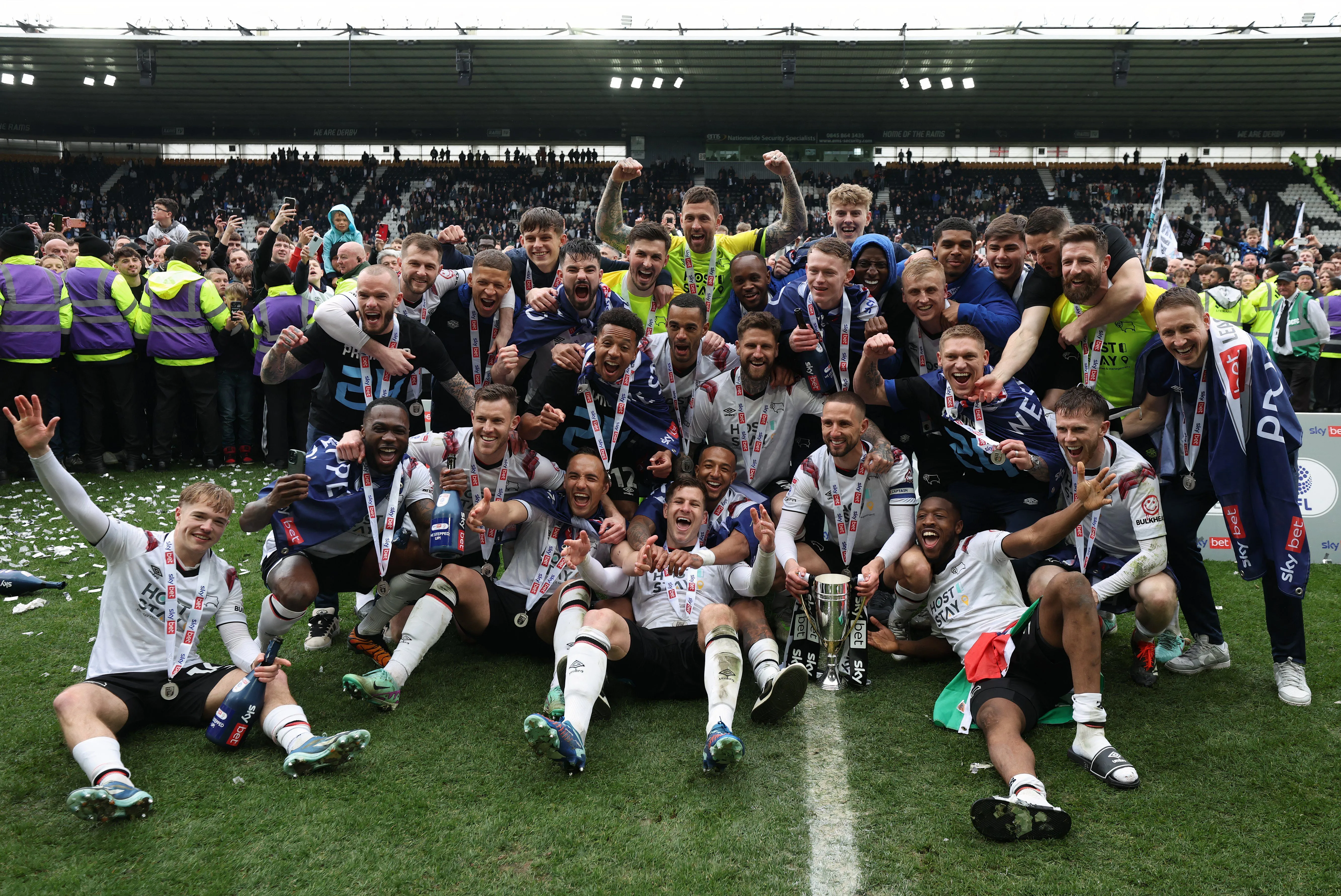 Đội hình Derby County ăn mừng thăng hạng từ League One năm 2024