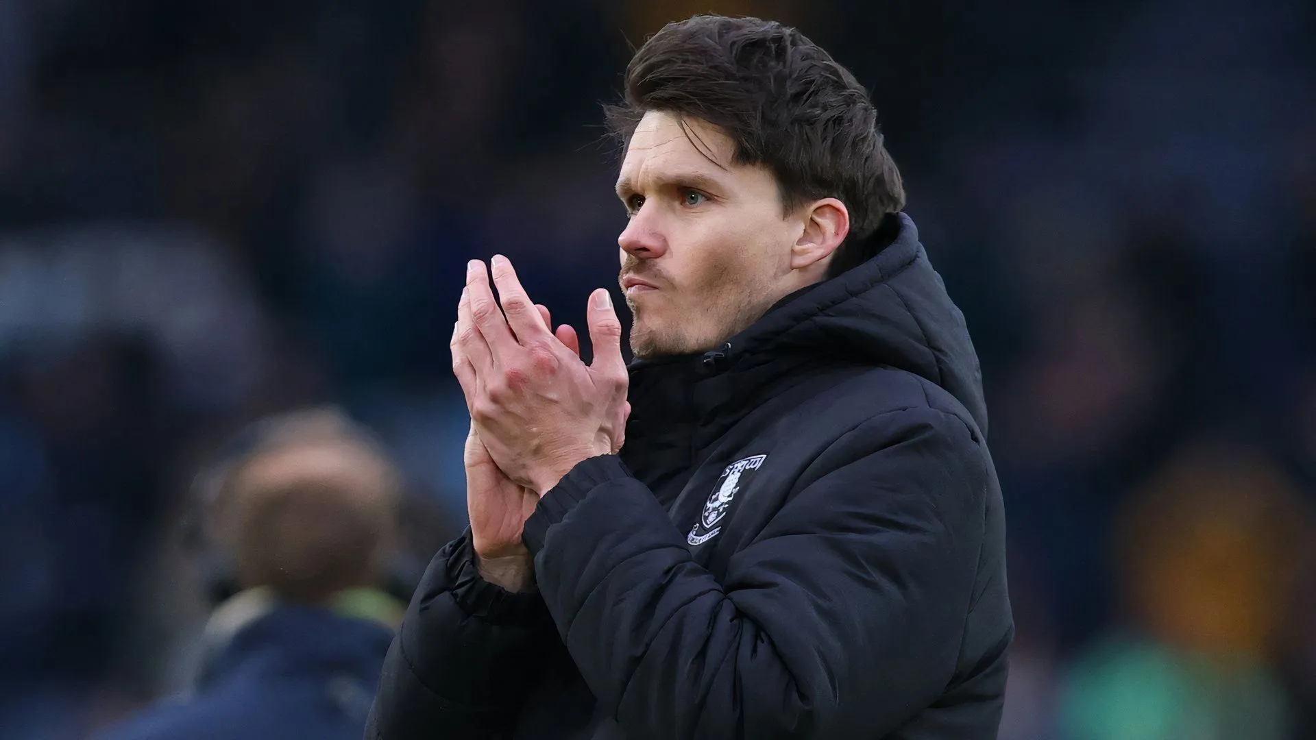 HLV Danny Rohl của Sheffield Wednesday chỉ đạo trận đấu gặp Leeds United