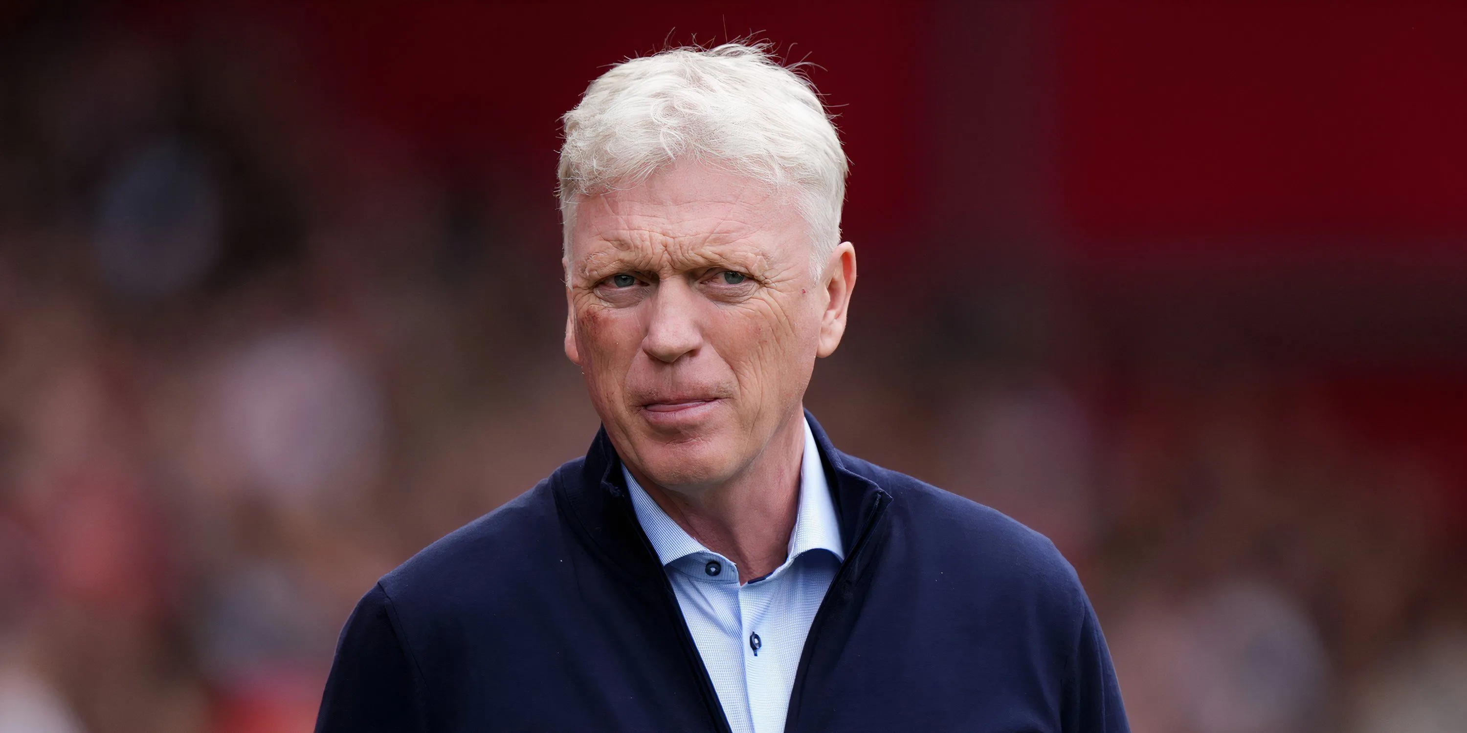 Huấn luyện viên David Moyes của Everton theo dõi trận đấu từ đường biên
