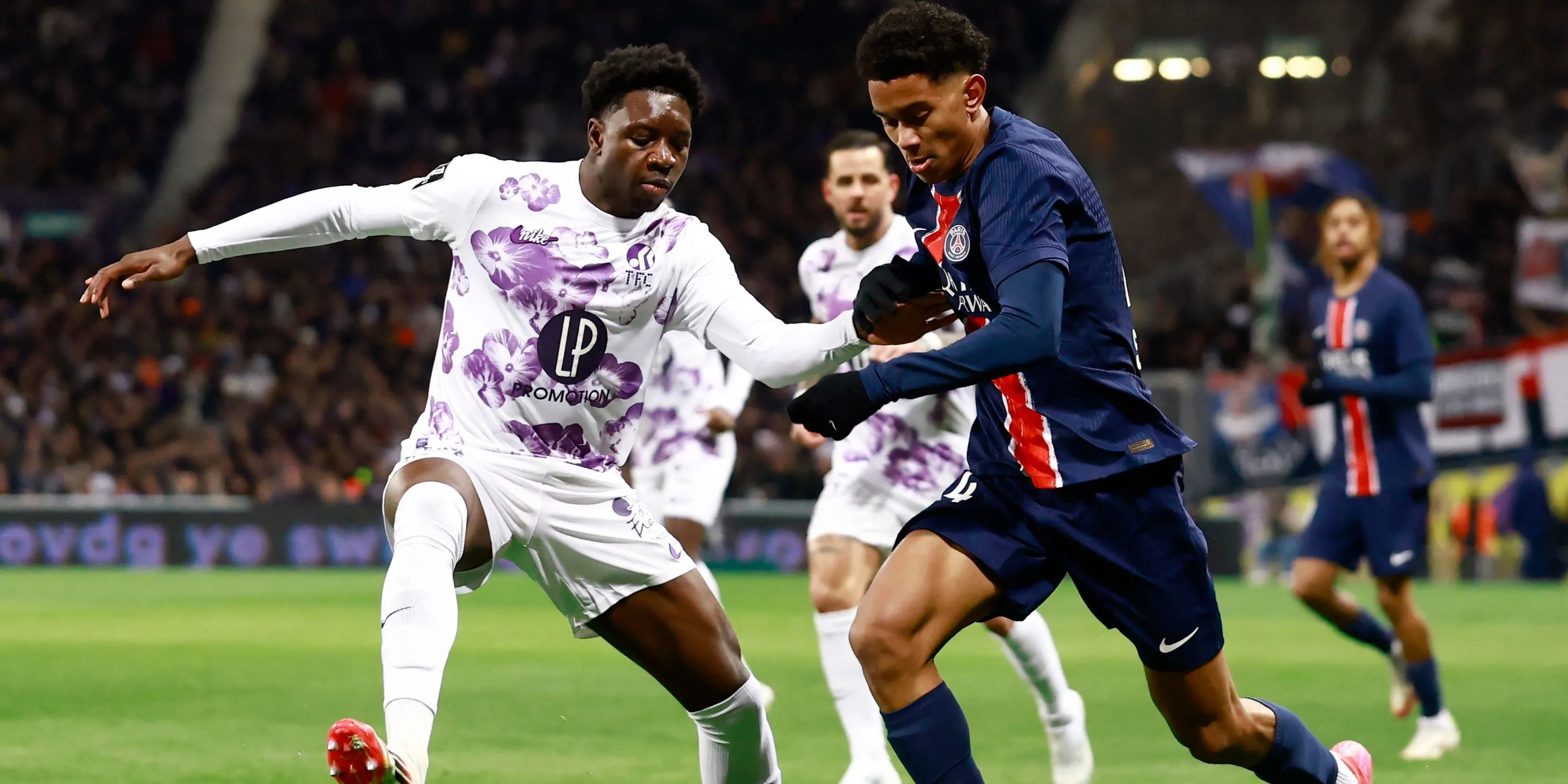 Jaydee Canvot hậu vệ trẻ Toulouse đang thi đấu đối đầu với Paris Saint-Germain