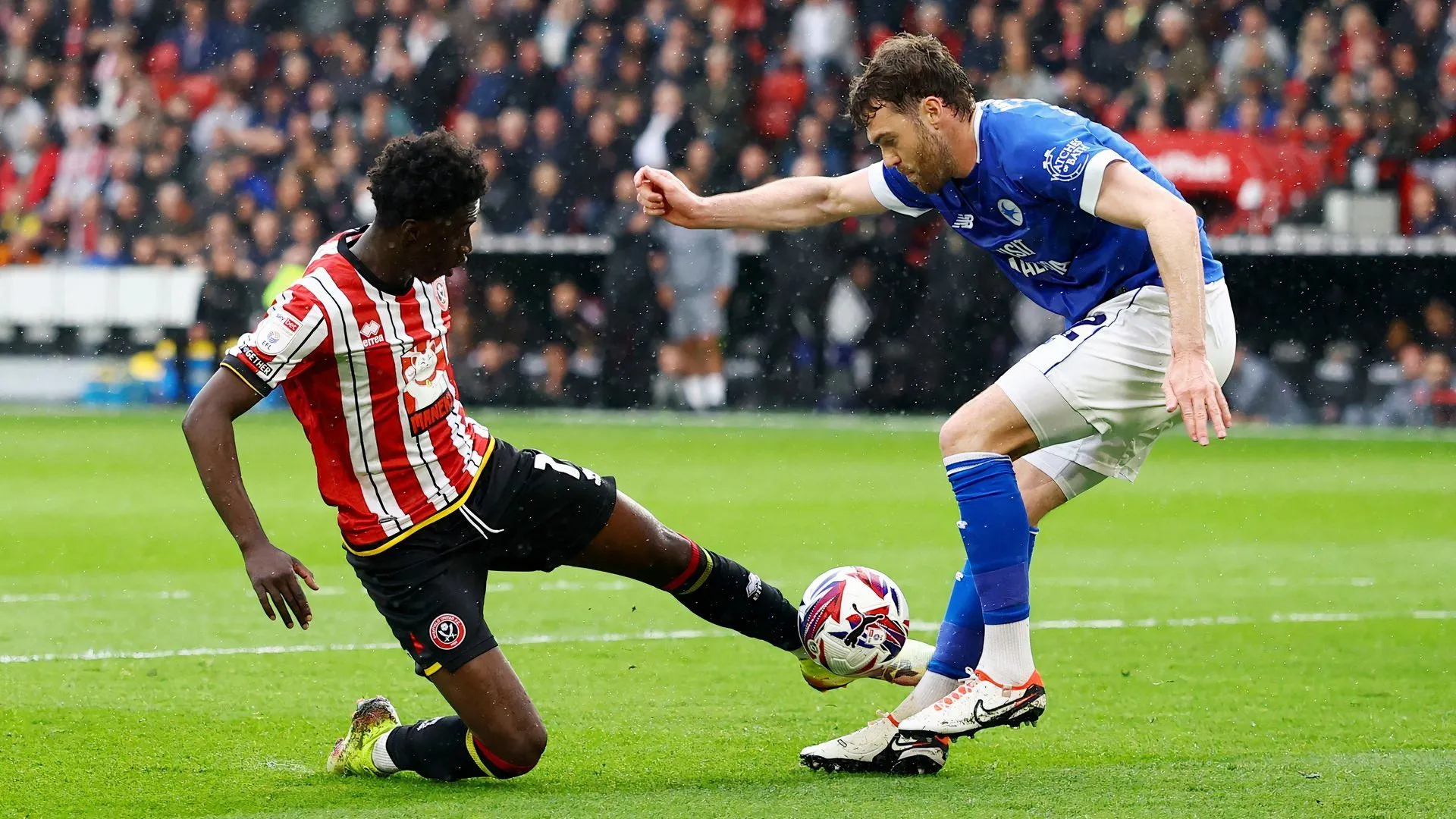 Jesurun Rak-Sakyi và Callum Chambers trên sân cỏ, Rak-Sakyi là mục tiêu chuyển nhượng của Southampton.
