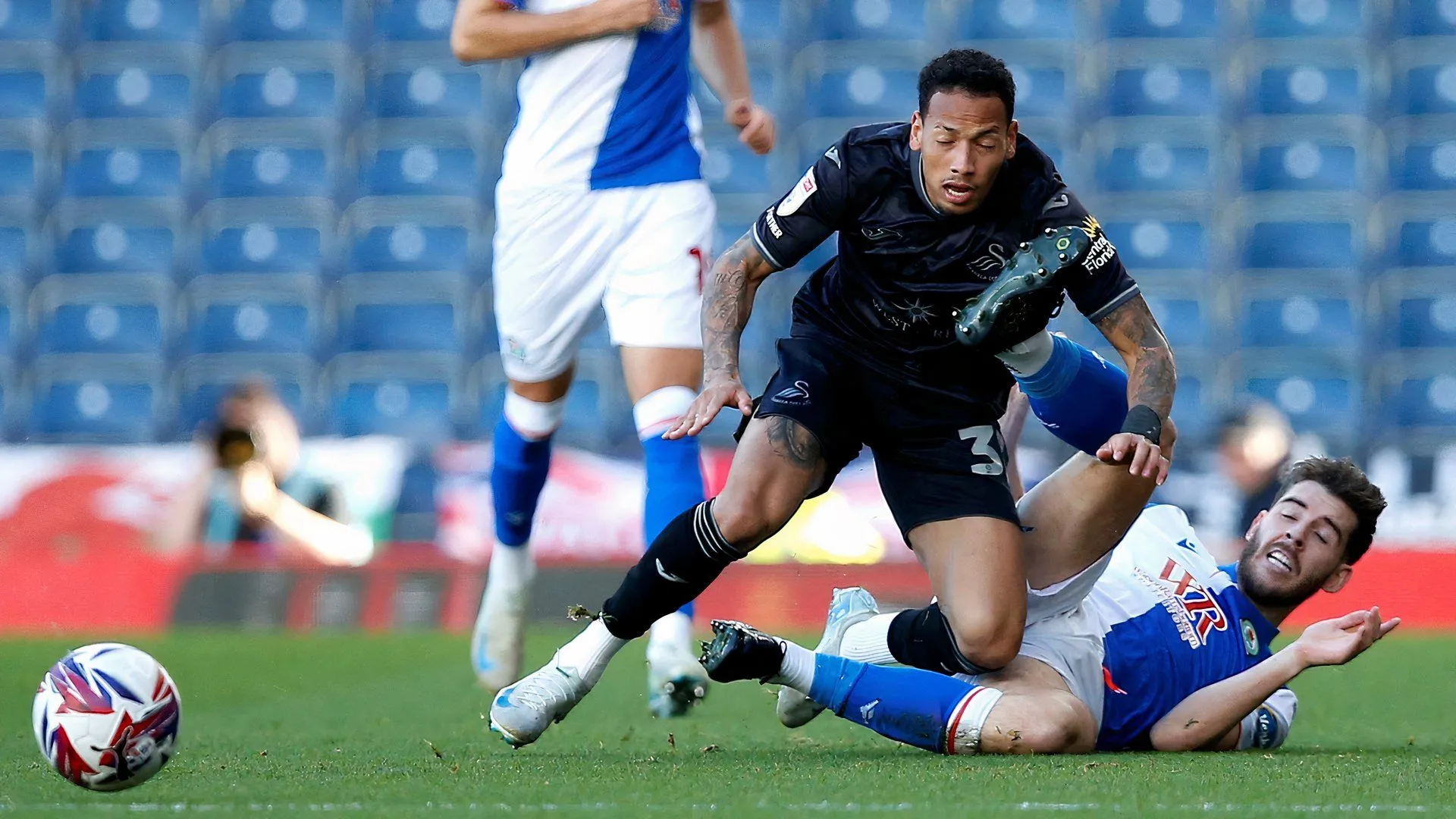 Joe Rankin-Costello, cầu thủ đa năng của Blackburn Rovers, đang được Charlton Athletic theo đuổi