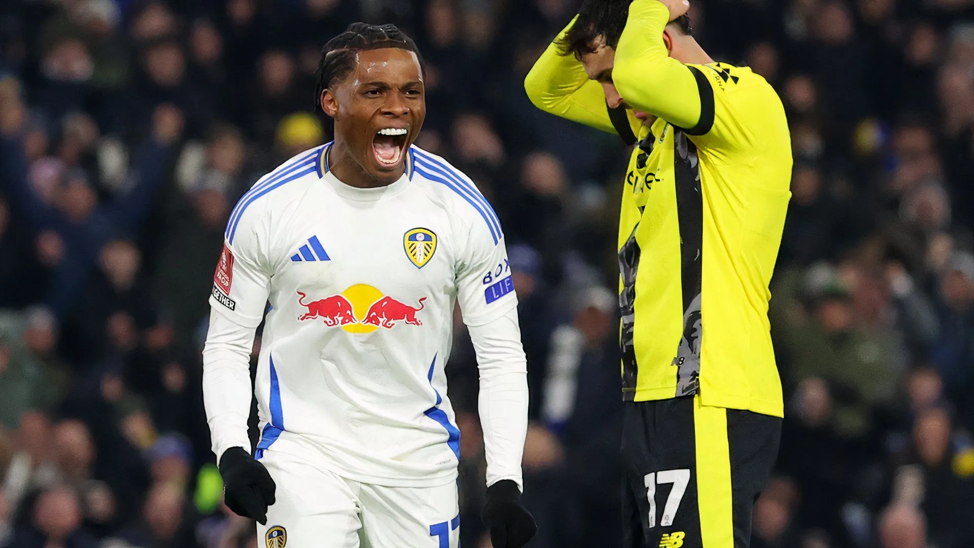 Largie Ramazani trong một pha bóng tại Leeds United, cầu thủ Bỉ đang được Southampton quan tâm.