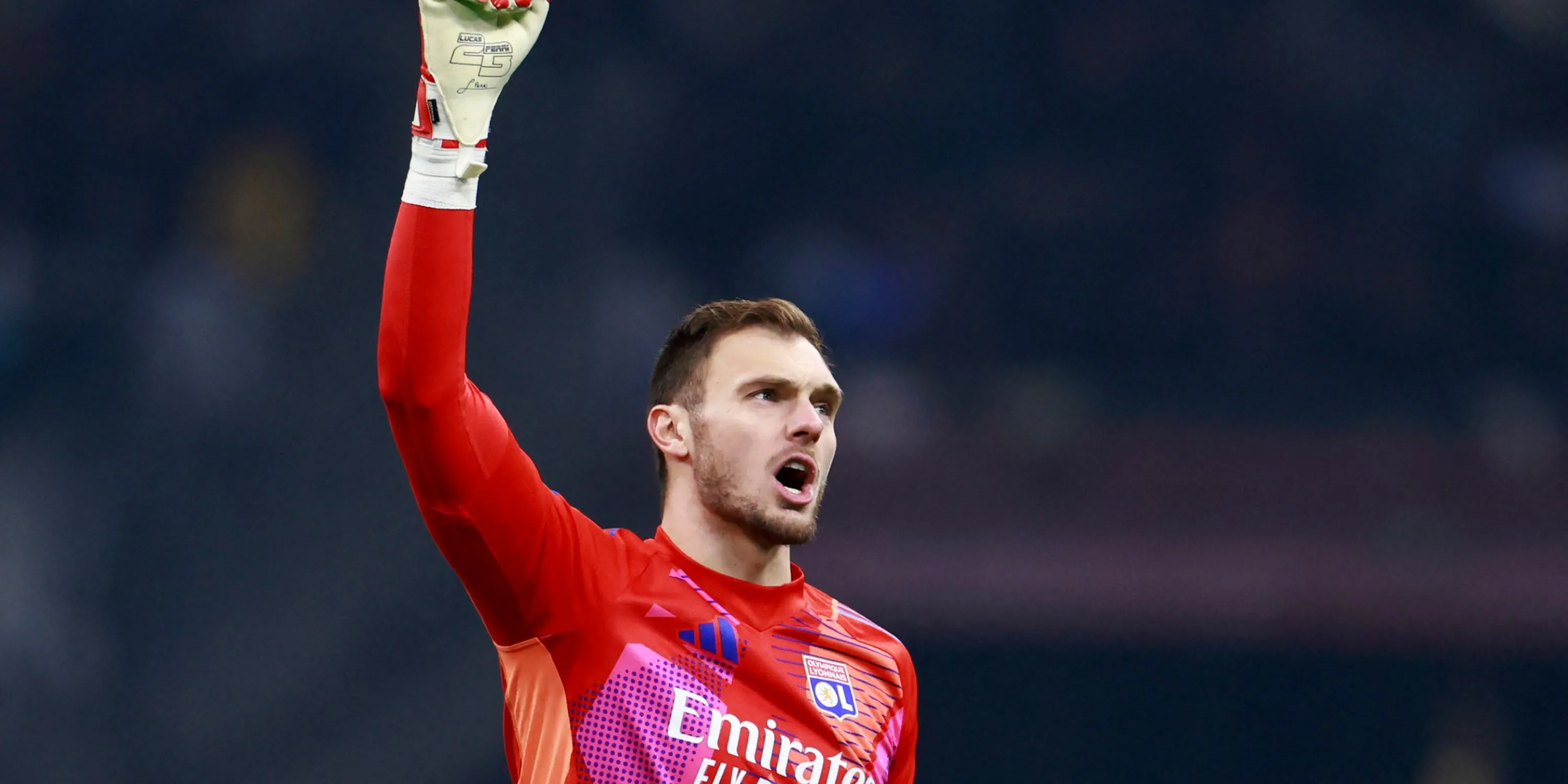 Lucas Perri, thủ môn của Lyon và là mục tiêu hàng đầu của Leeds United.