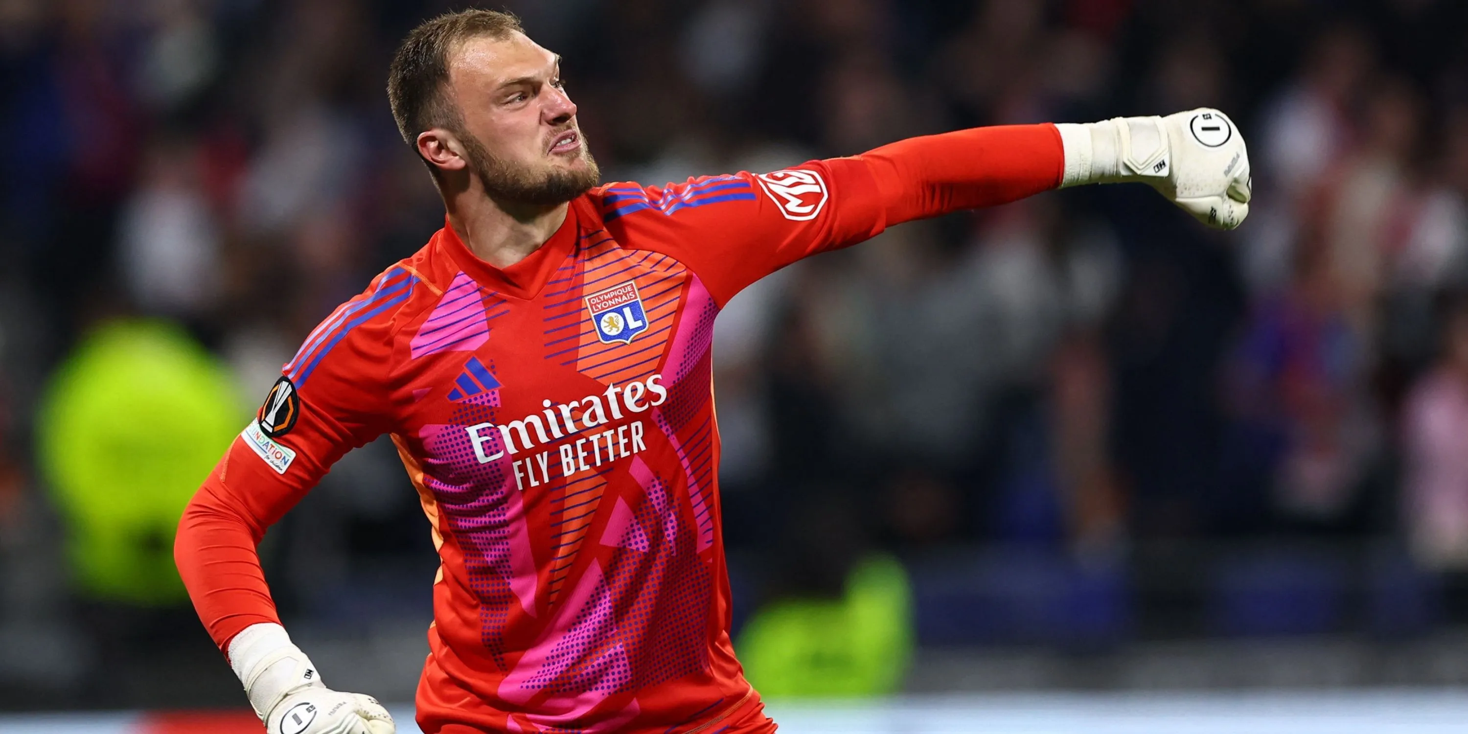 Lucas Perri trong màu áo Lyon, thể hiện phong độ ấn tượng thu hút Leeds.