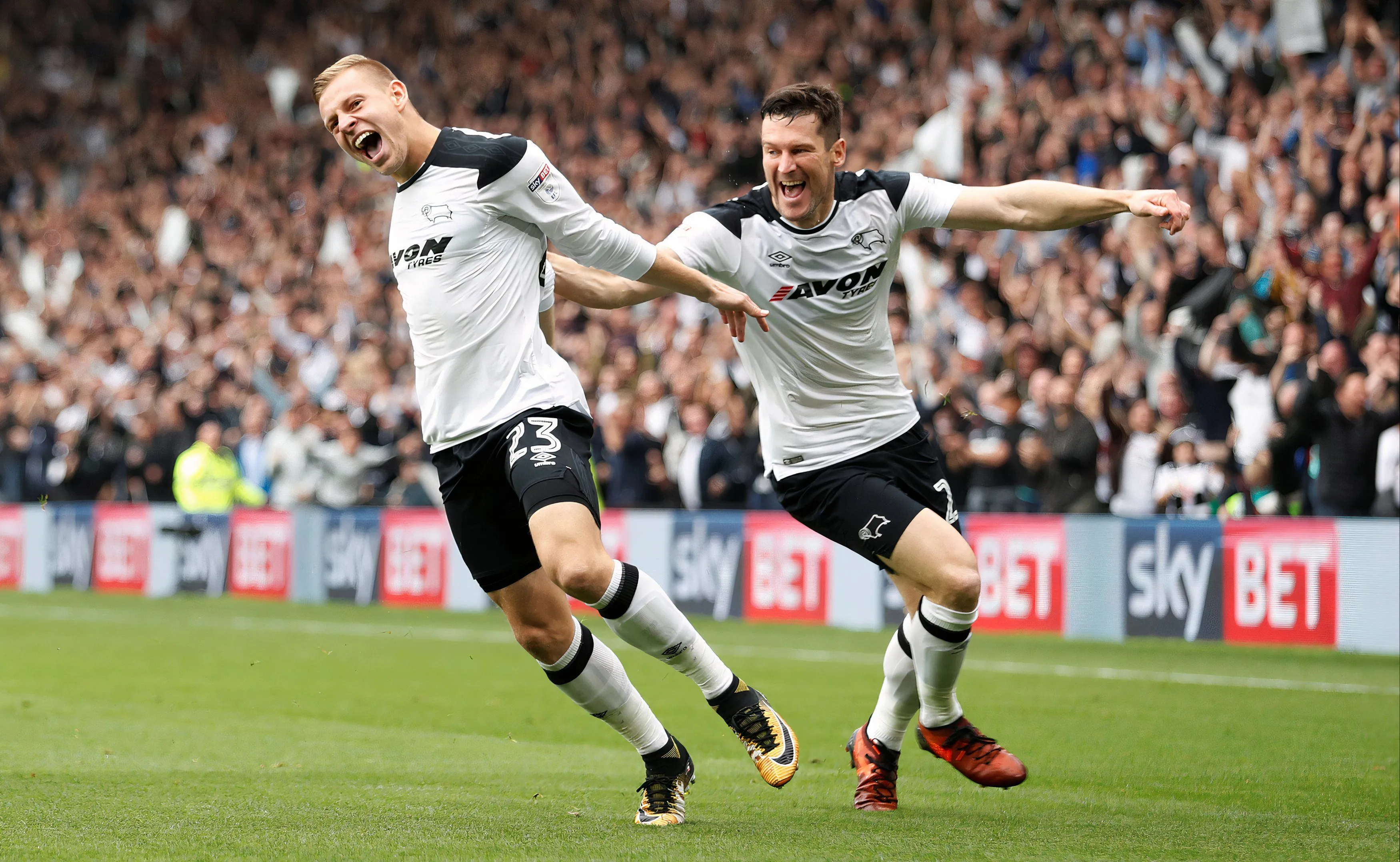 Matej Vydra của Derby County ăn mừng bàn thắng sớm cùng David Nugent