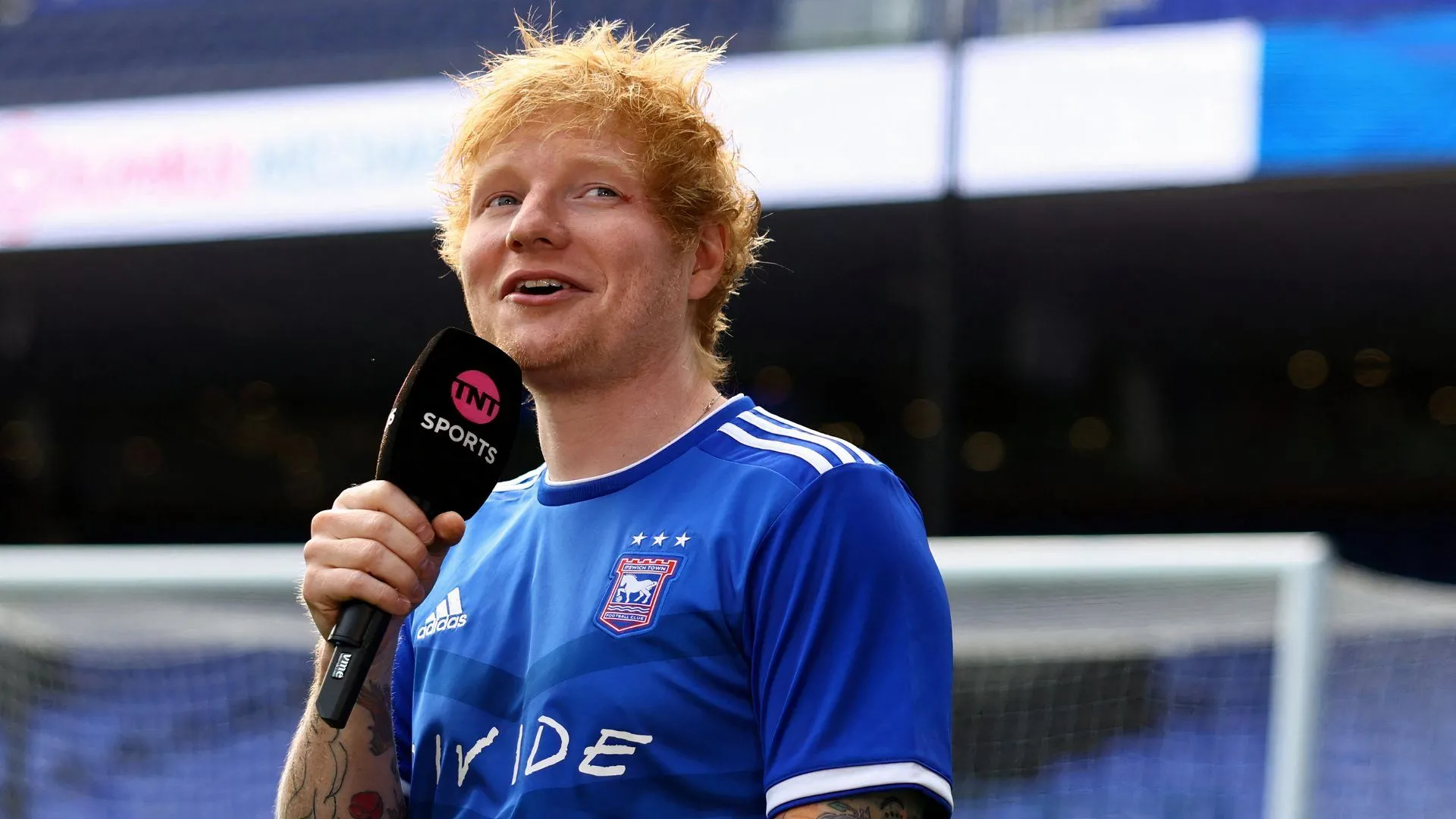 Siêu sao âm nhạc Ed Sheeran tại một sự kiện của Ipswich Town