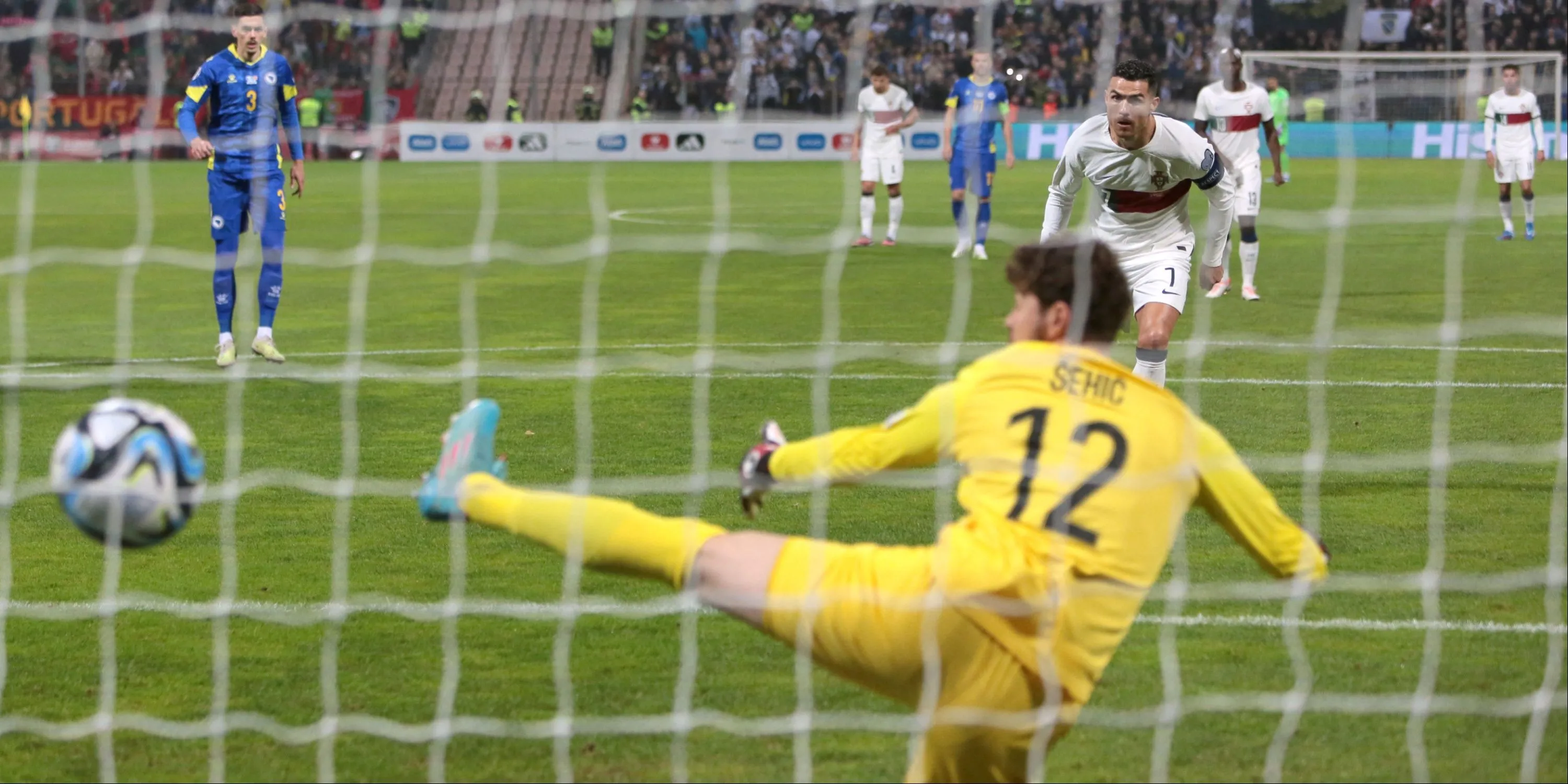 Siêu sao Cristiano Ronaldo ghi bàn từ chấm phạt đền cho đội tuyển Bồ Đào Nha.