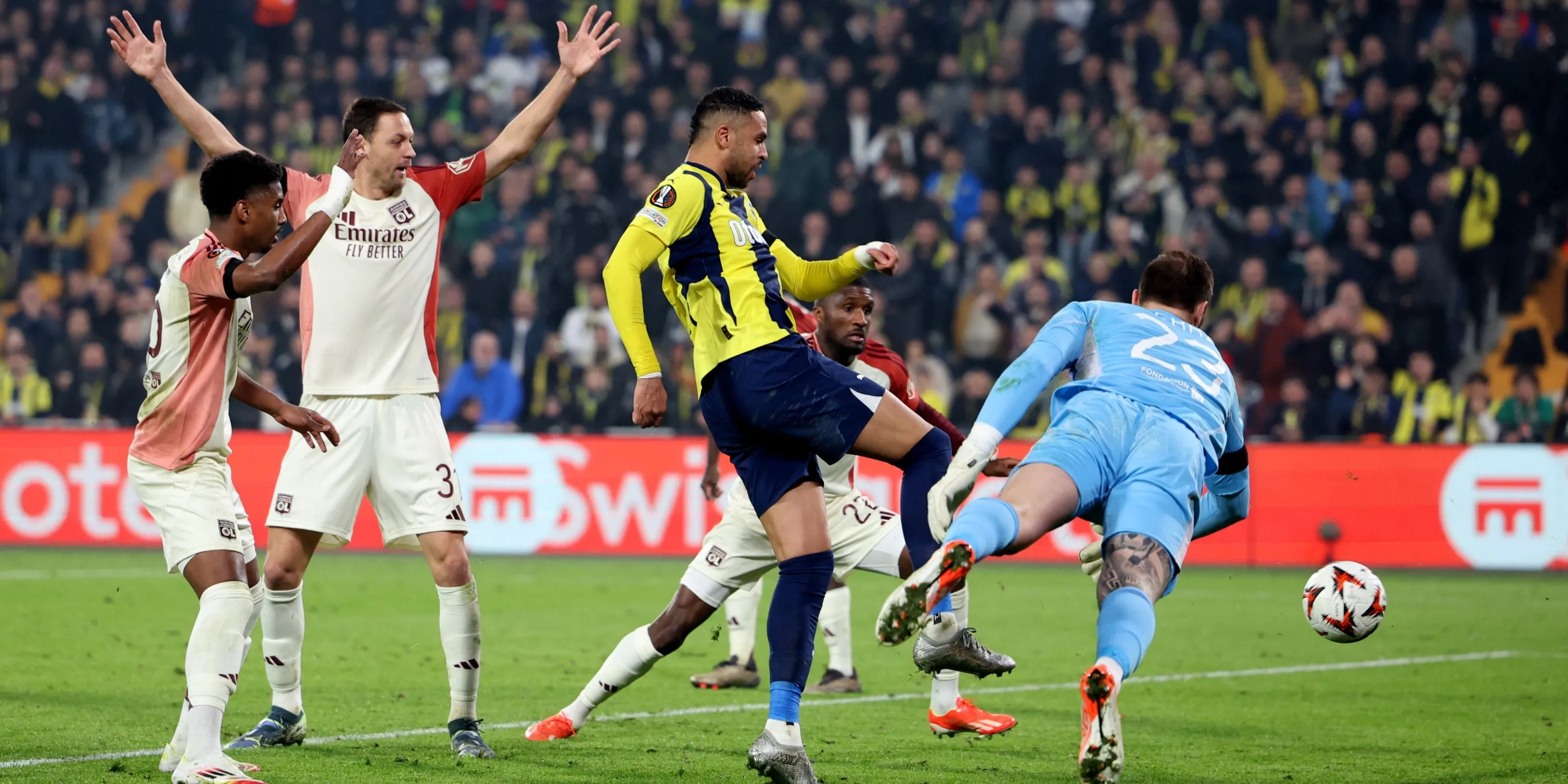Thủ môn Lucas Perri của Lyon, được kỳ vọng sẽ mang lại ảnh hưởng lớn cho Leeds United.