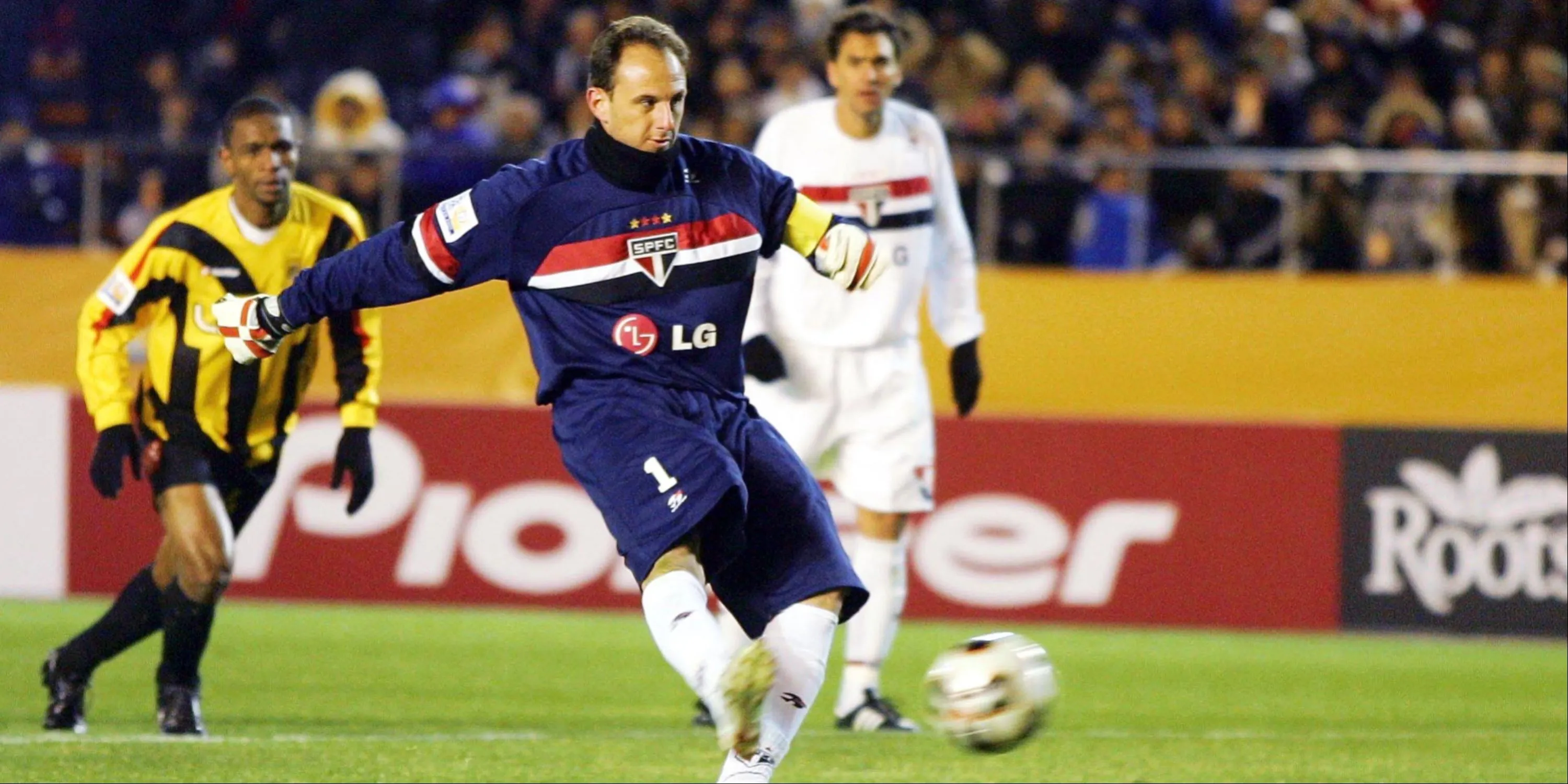 Thủ môn Rogerio Ceni của Sao Paolo thực hiện cú sút phạt đền đặc trưng.