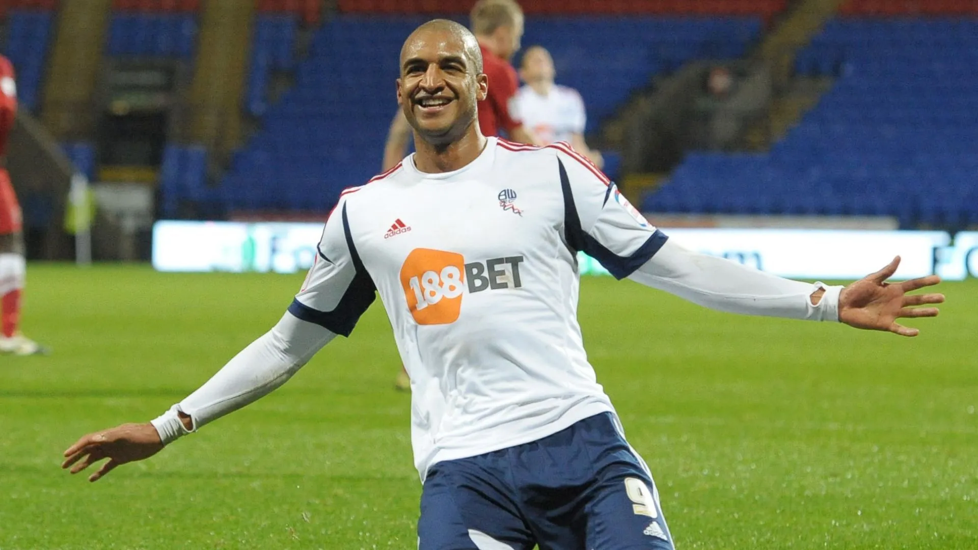 Tiền đạo David Ngog thi đấu cho Bolton Wanderers