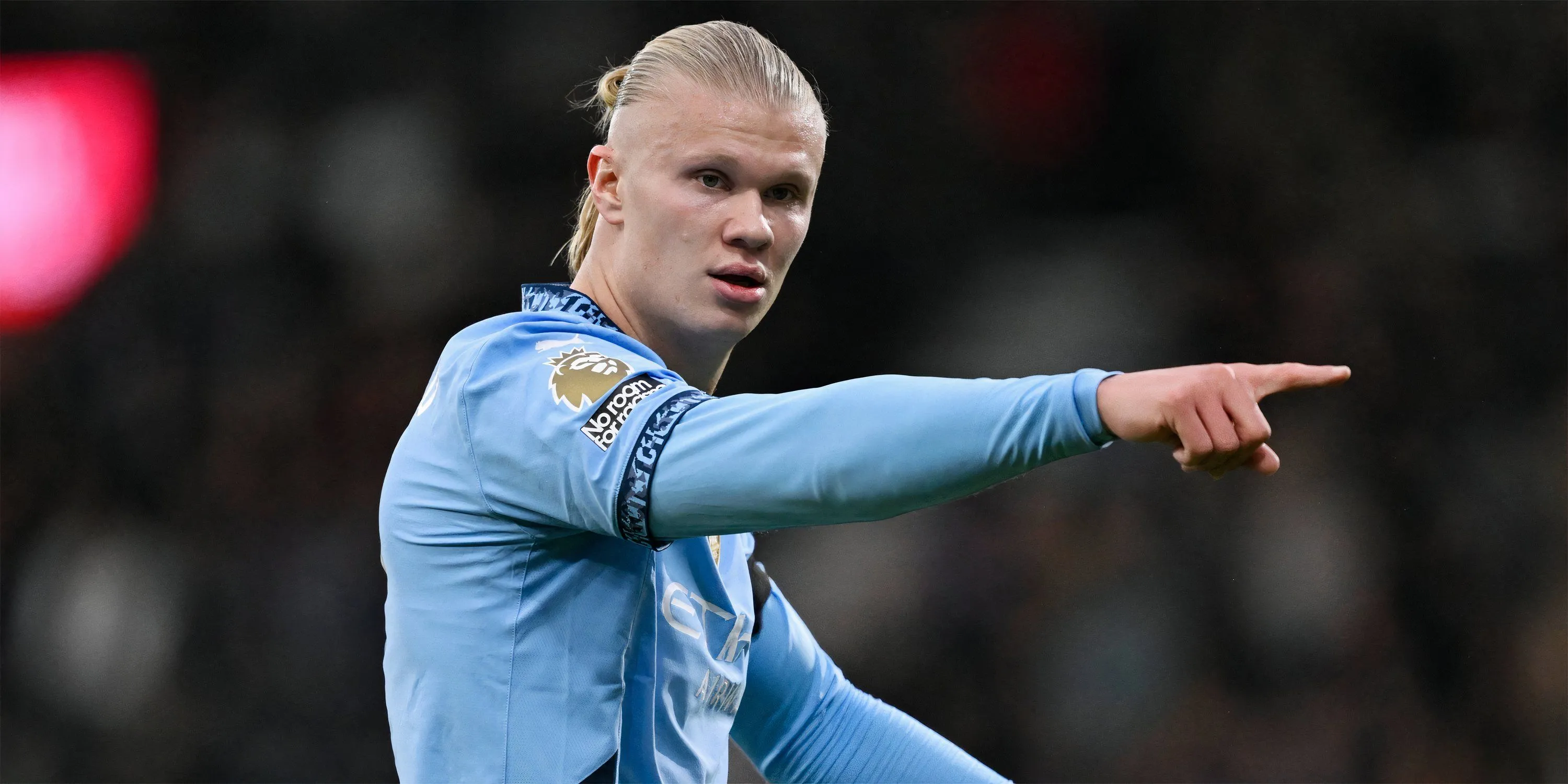 Tiền đạo Erling Haaland của Manchester City chuẩn bị thực hiện cú sút penalty.